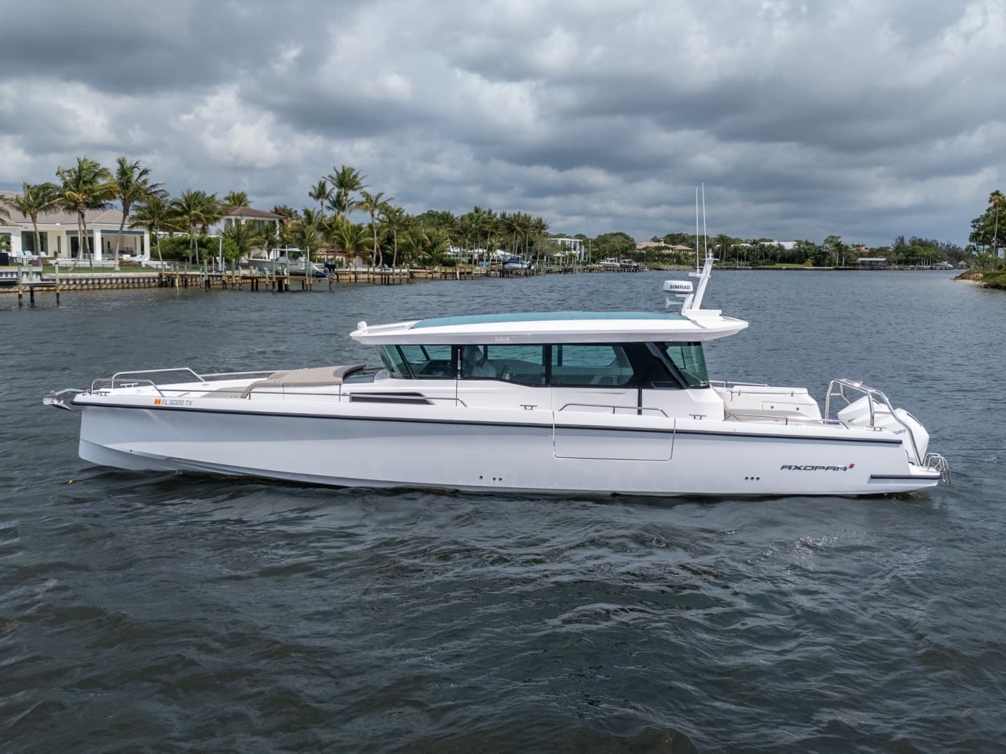 2024 Axopar 45 XC Cross Cabin zum Verkauf in Detroit, Michigan Center Console
