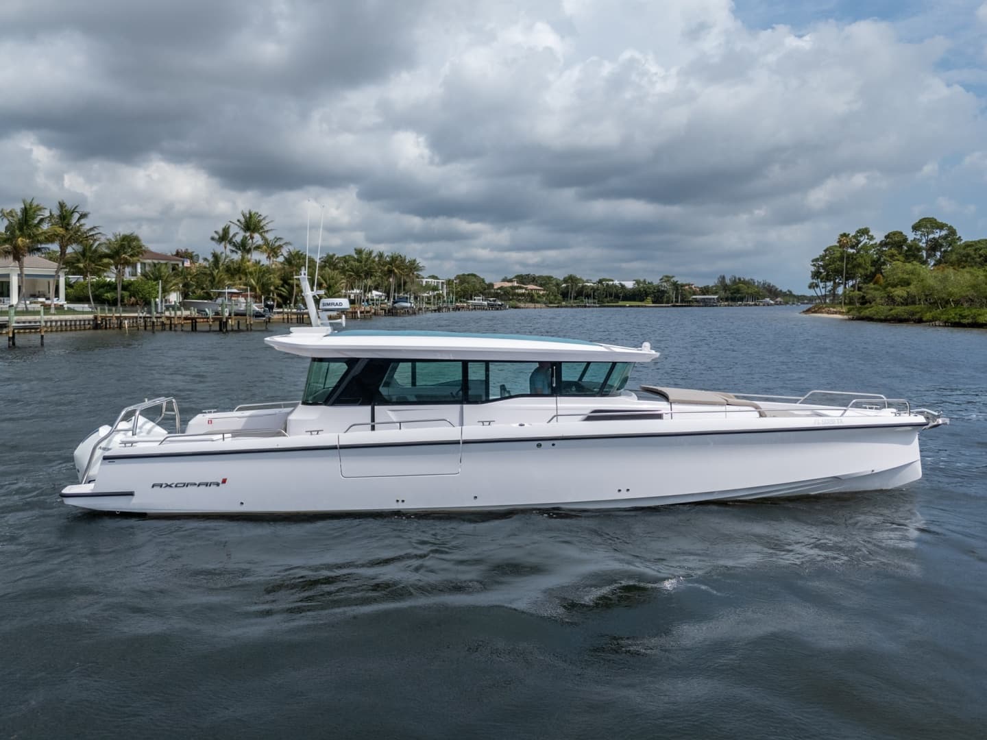2024 Axopar 45 XC Cross Cabin zum Verkauf in Detroit, Michigan Center Console 3