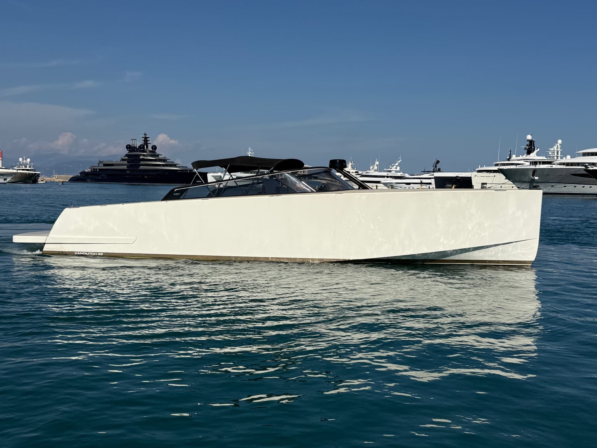 2024 VanDutch Yachts 48 in vendita a Antibes, FR Motor Yacht