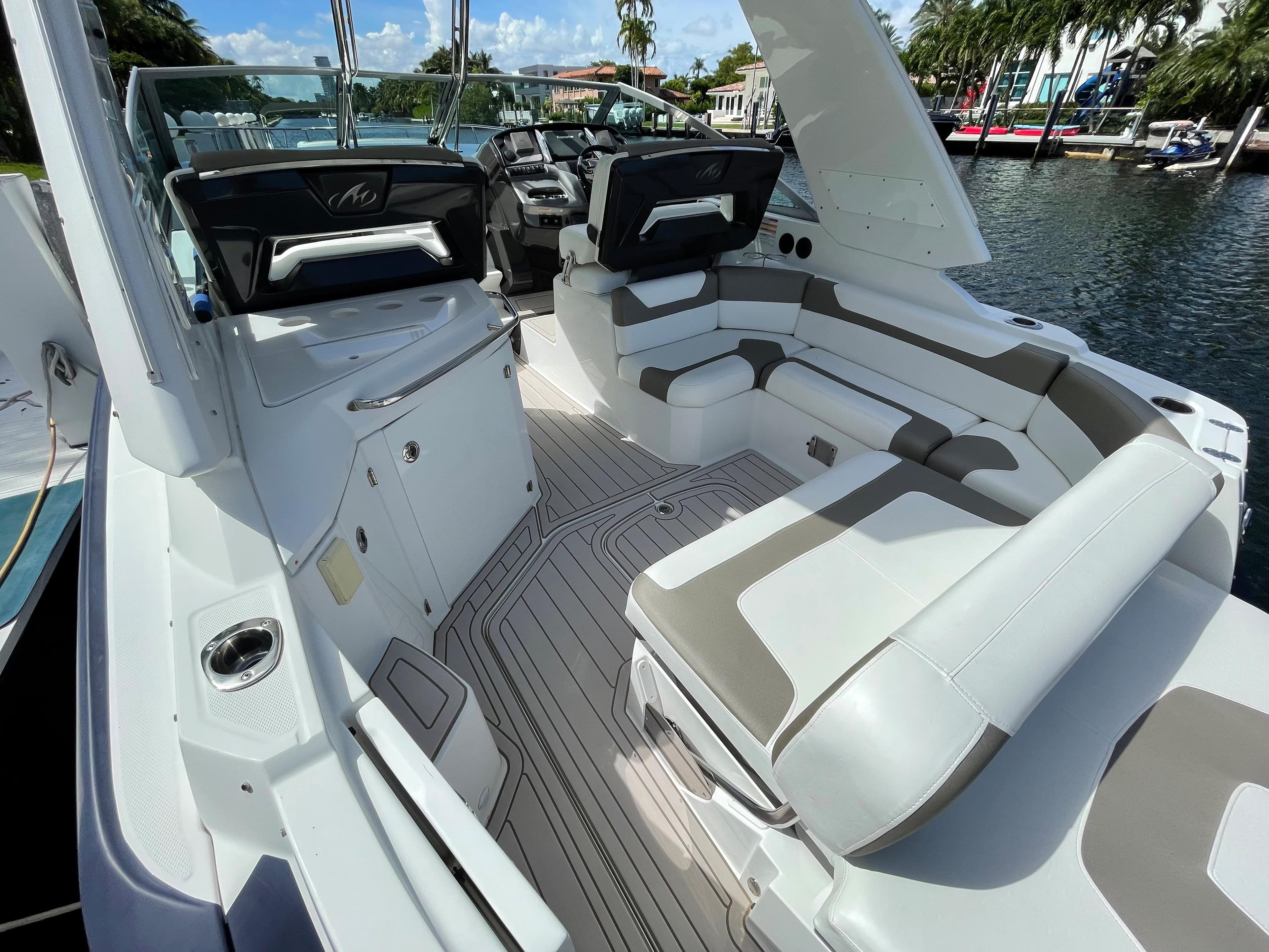 2016 Monterey 335 Sport Yacht a la venta en Aventura, Florida Sport Cruiser 5
