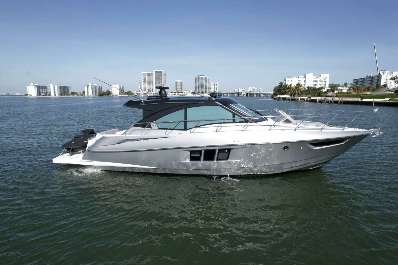 2018 Cruisers Yachts 45 Cantius in vendita a Miami Beach, Florida Express Cruiser