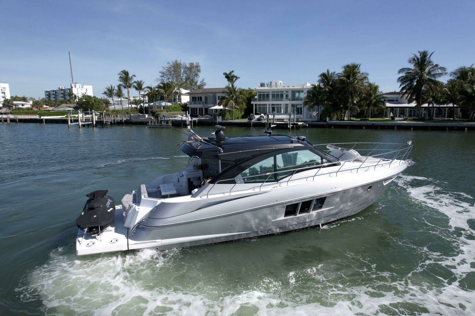 2018 Cruisers Yachts 45 Cantius in vendita a Miami Beach, Florida Express Cruiser 2