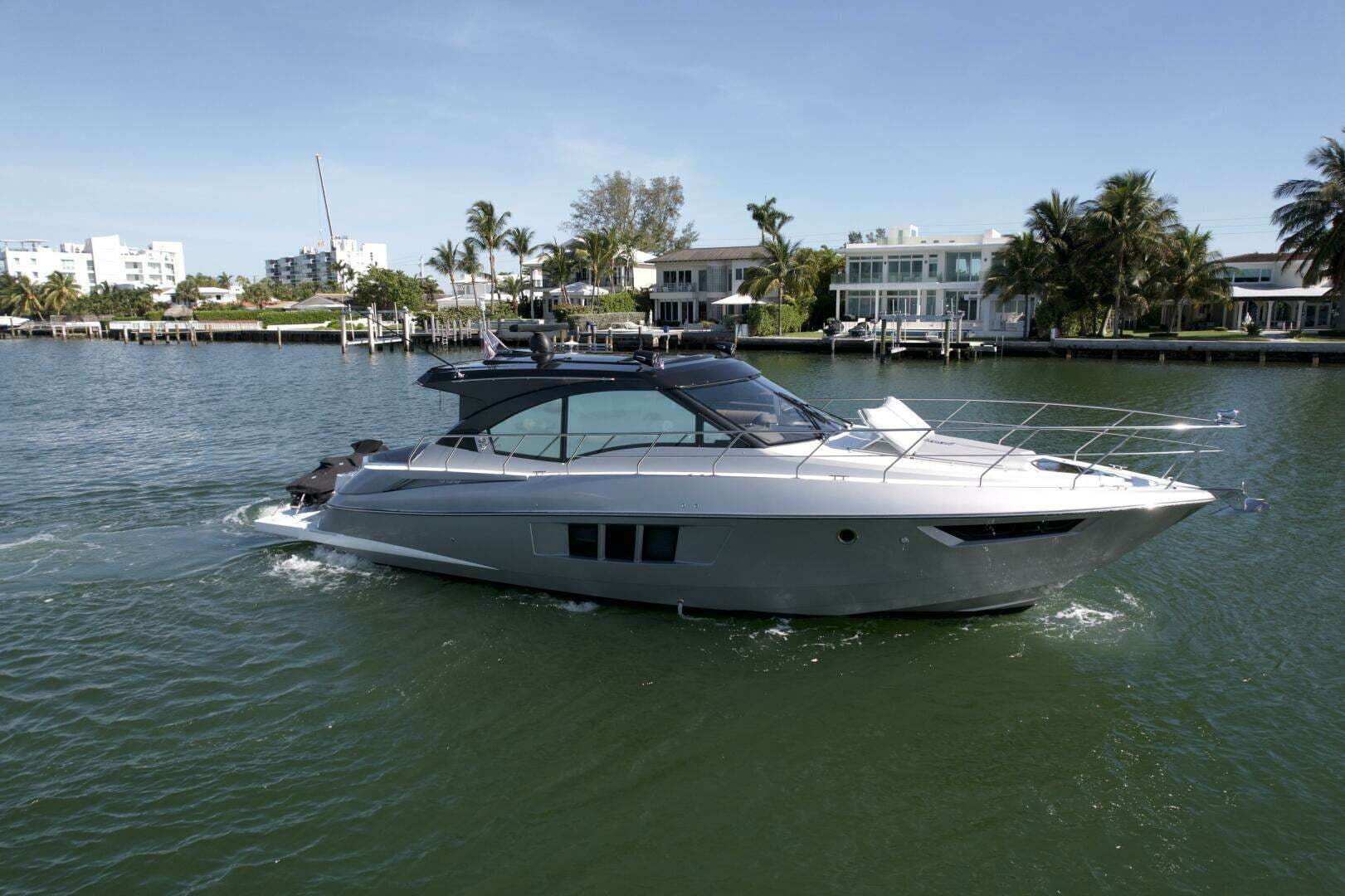 2018 Cruisers Yachts 45 Cantius in vendita a Miami Beach, Florida Express Cruiser 3