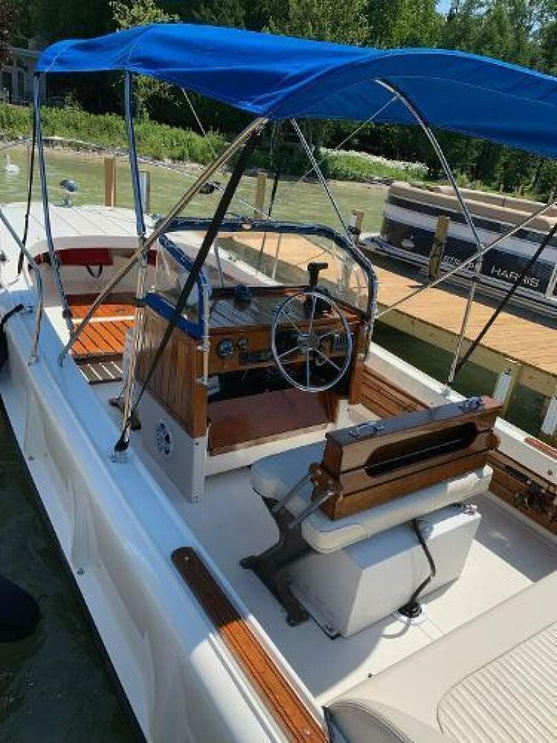 1972 Boston Whaler 21 Outrage Rib Side for Sale in Harbor Springs, Michigan Center Console 4