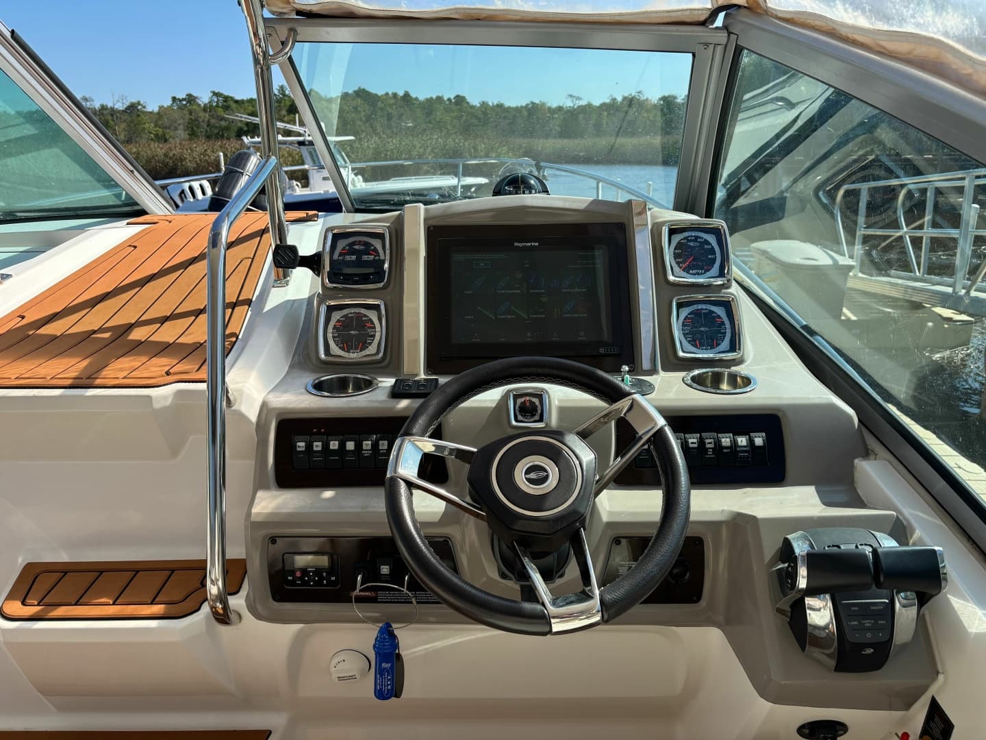 2018 Chaparral 310 Signature for Sale in Egg Harbor Township, New Jersey Express Cruiser 3