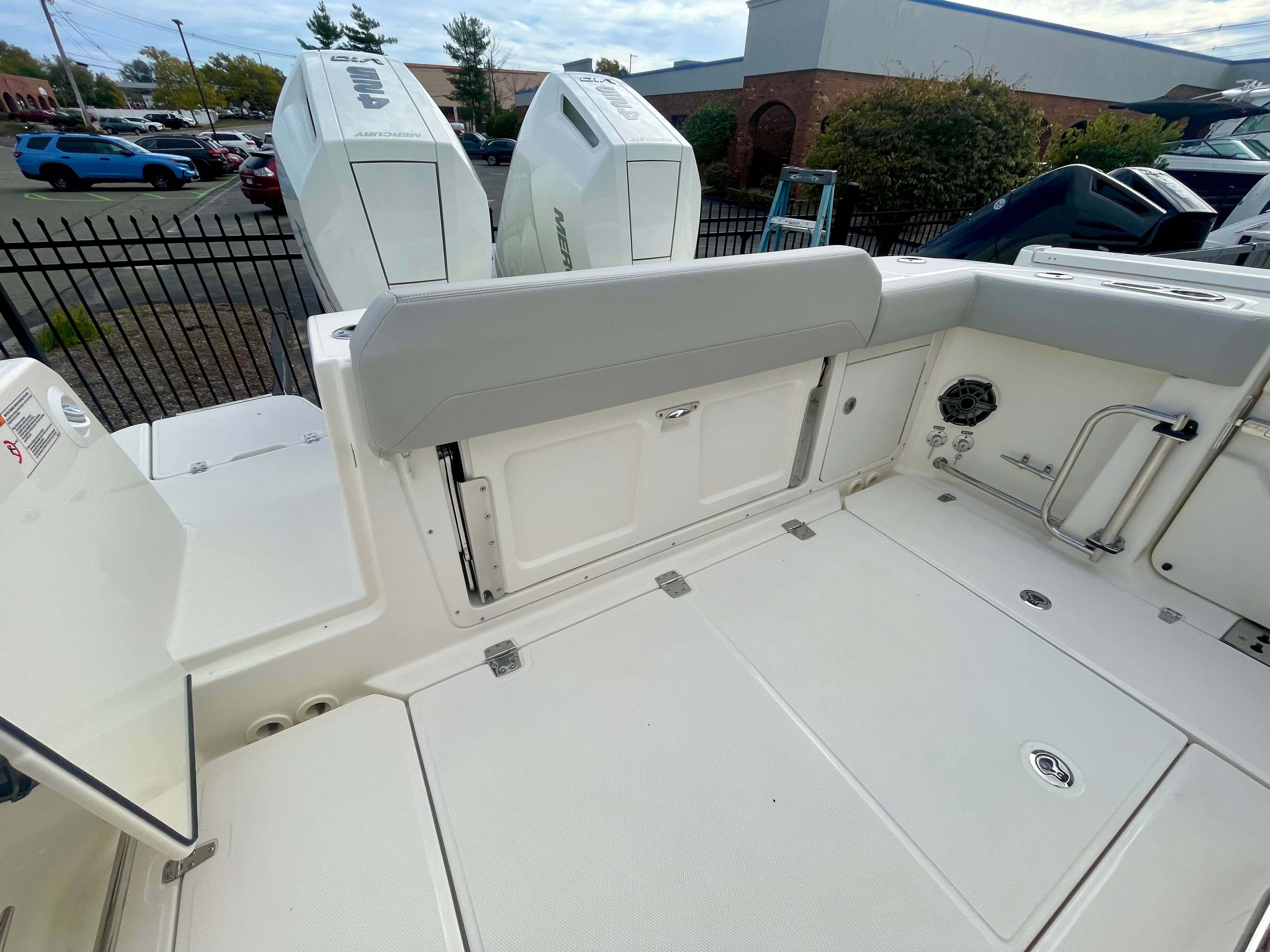 2027 Boston Whaler 330 Outrage zum Verkauf in Danvers, Massachusetts Center Console 3