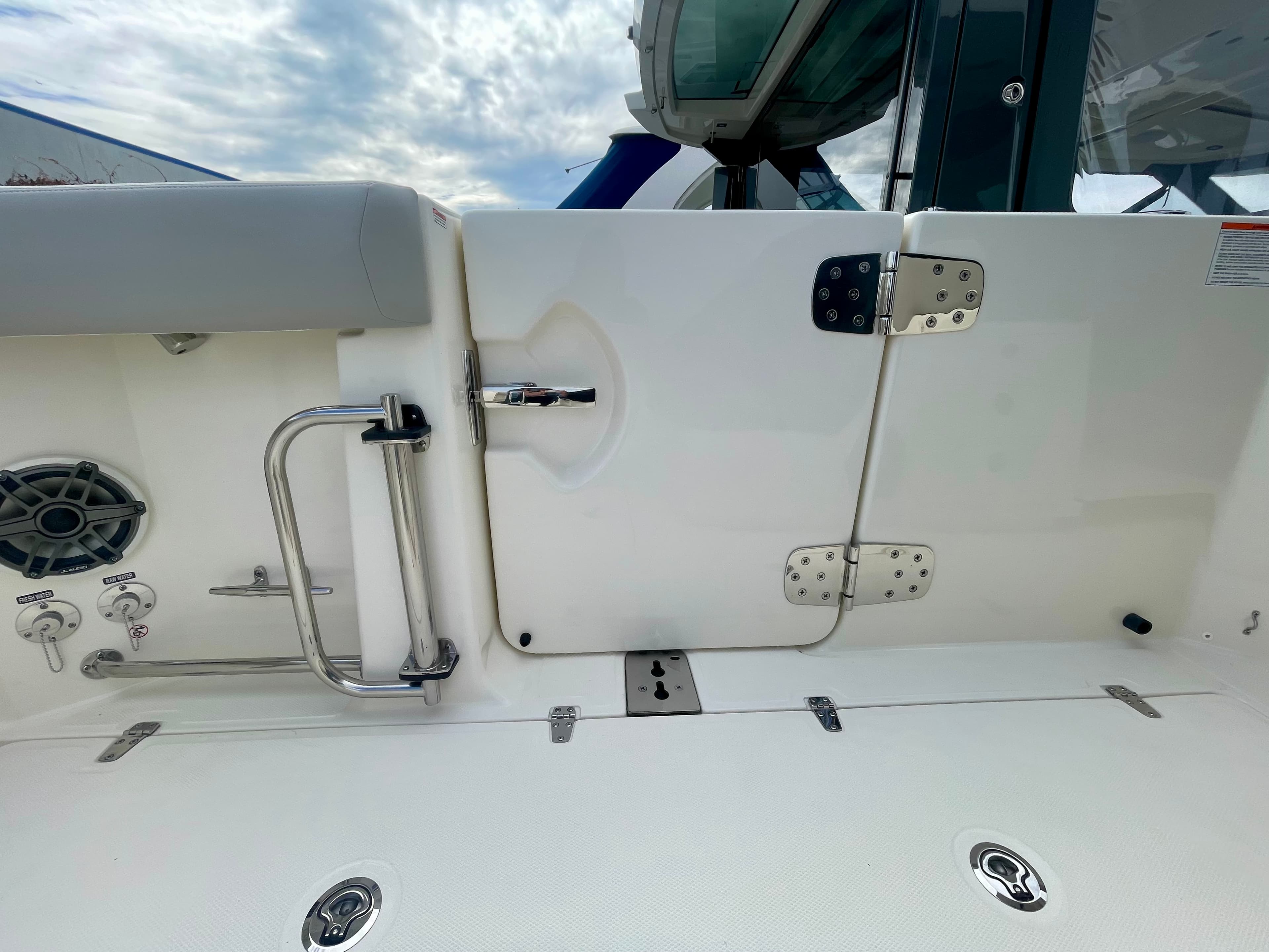 2027 Boston Whaler 330 Outrage zum Verkauf in Danvers, Massachusetts Center Console 5
