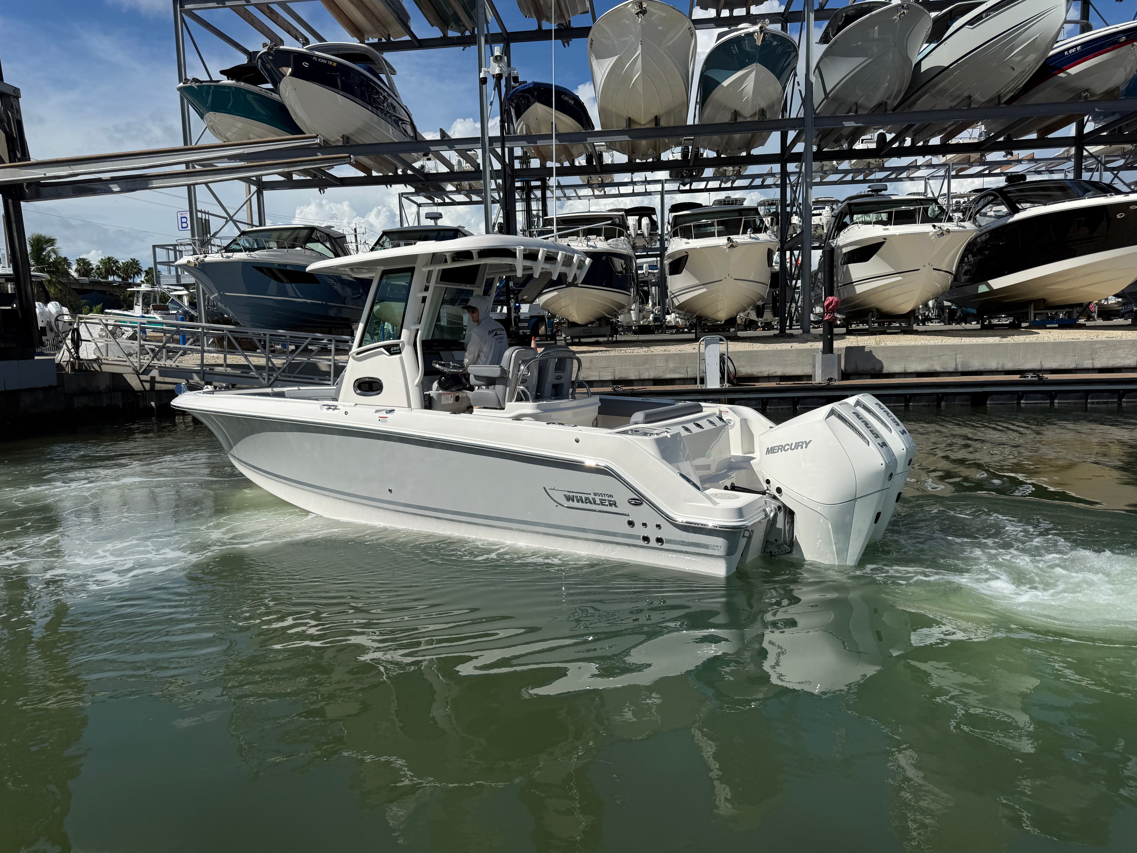2027 Boston Whaler 250 Outrage zum Verkauf in Sarasota, FL Center Console 4