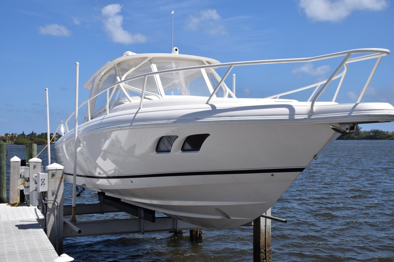 2010 Intrepid Powerboats 390 Sport Yacht zum Verkauf in West Palm Beach, Florida Express Cruiser 3