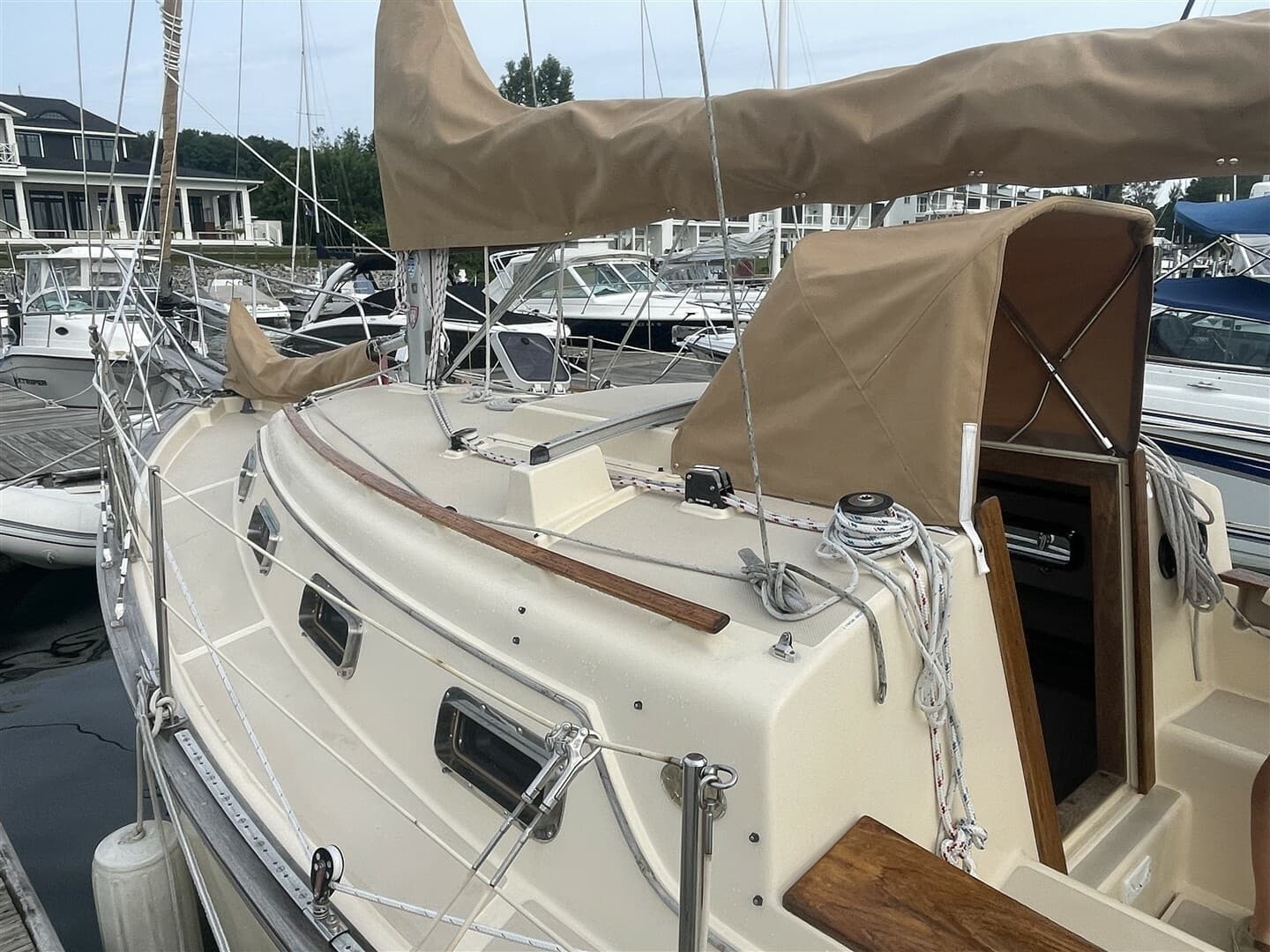 1989 Island Packet Yachts 27 à vendre à Charlevoix, Michigan Cutter 5