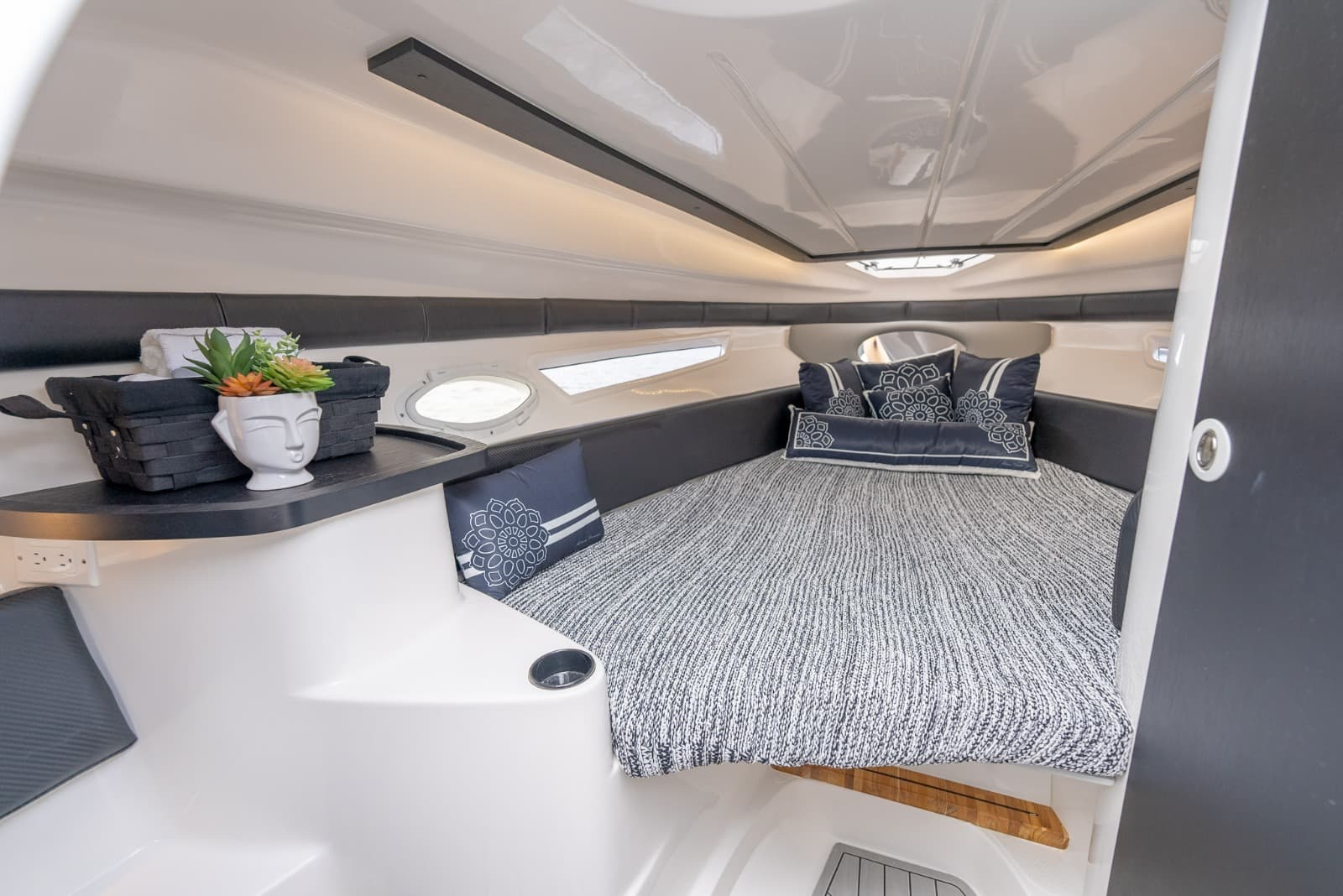 2027 Hanover Yachts 305 for Sale in Fort Lauderdale, Florida Express Cruiser 4