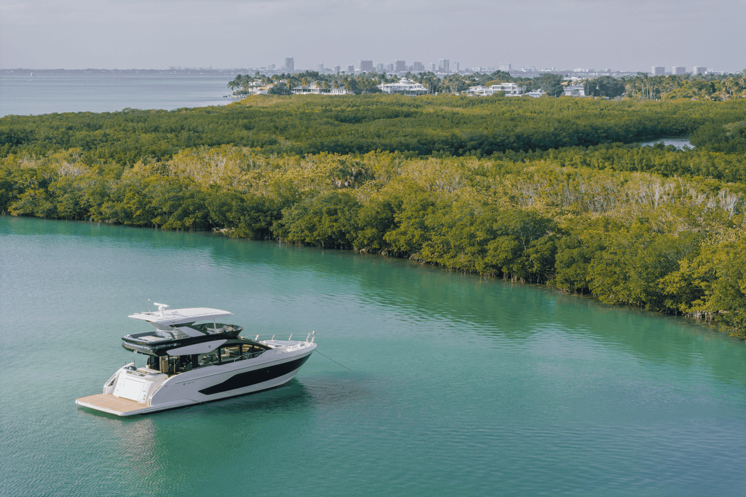 2027 Cruisers Yachts 57 FLY zum Verkauf in Naples, Florida Motor Yacht 3