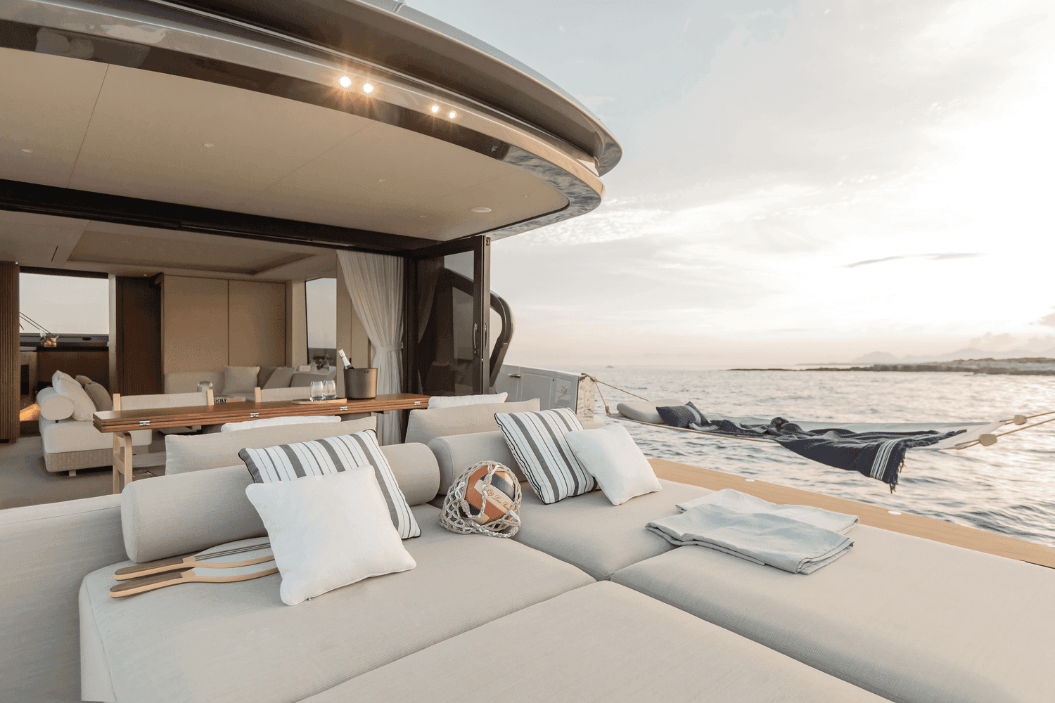 2027 Azimut Seadeck 7 in vendita a Pompano Beach, FL Flybridge 4