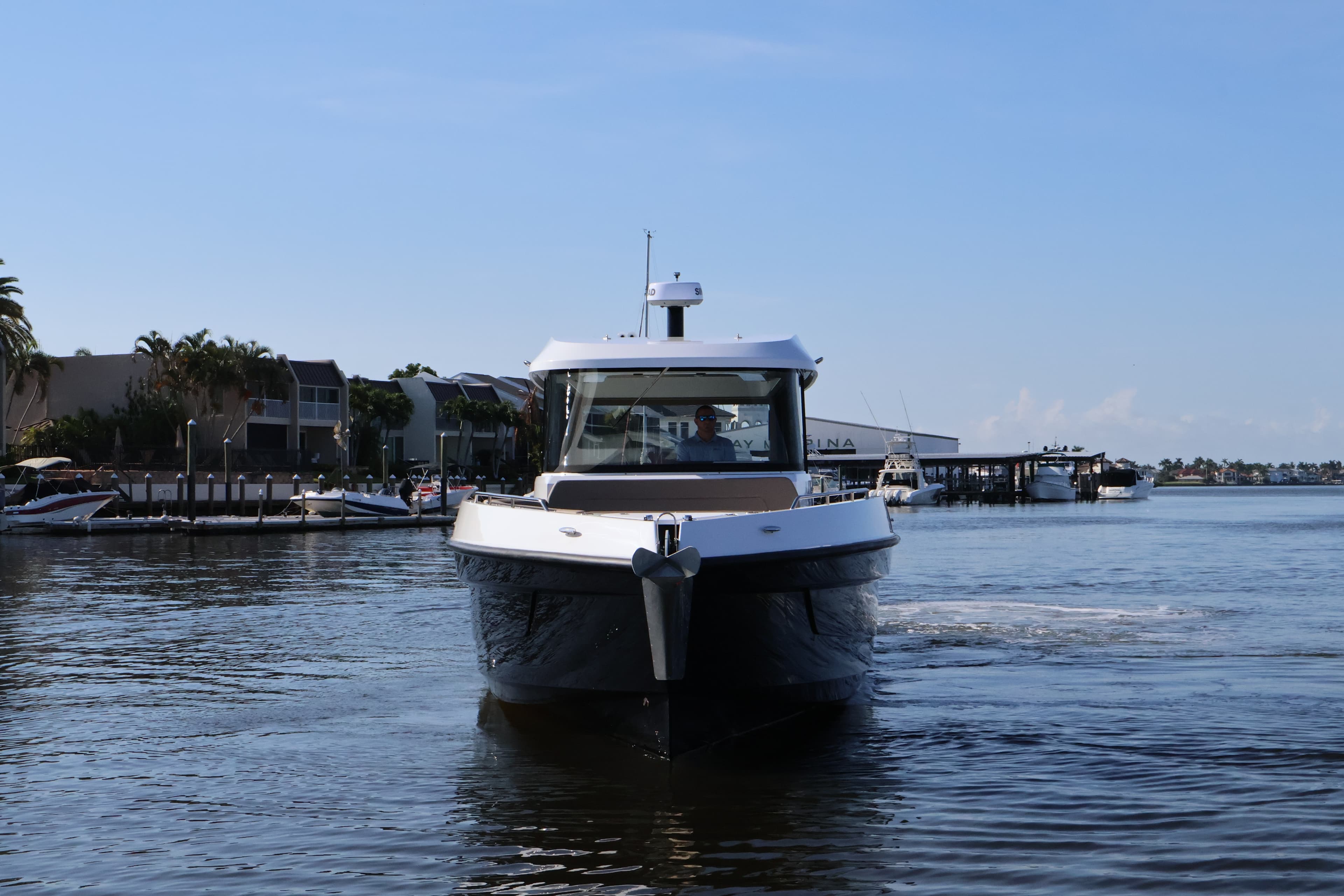 2026 Cruisers Yachts 38 VTR EC zum Verkauf in Naples, Florida Express Cruiser 4