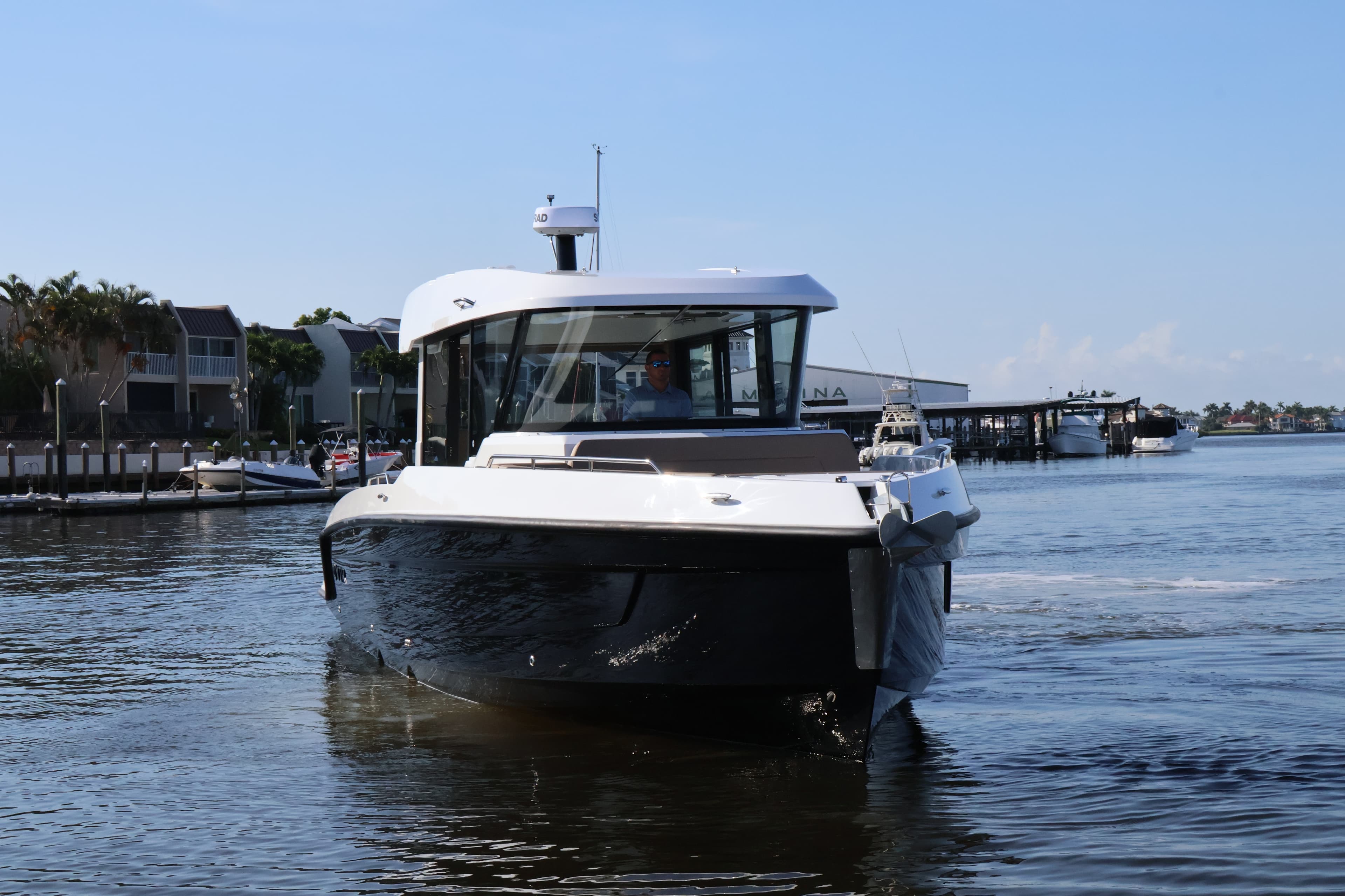 2026 Cruisers Yachts 38 VTR EC zum Verkauf in Naples, Florida Express Cruiser 5