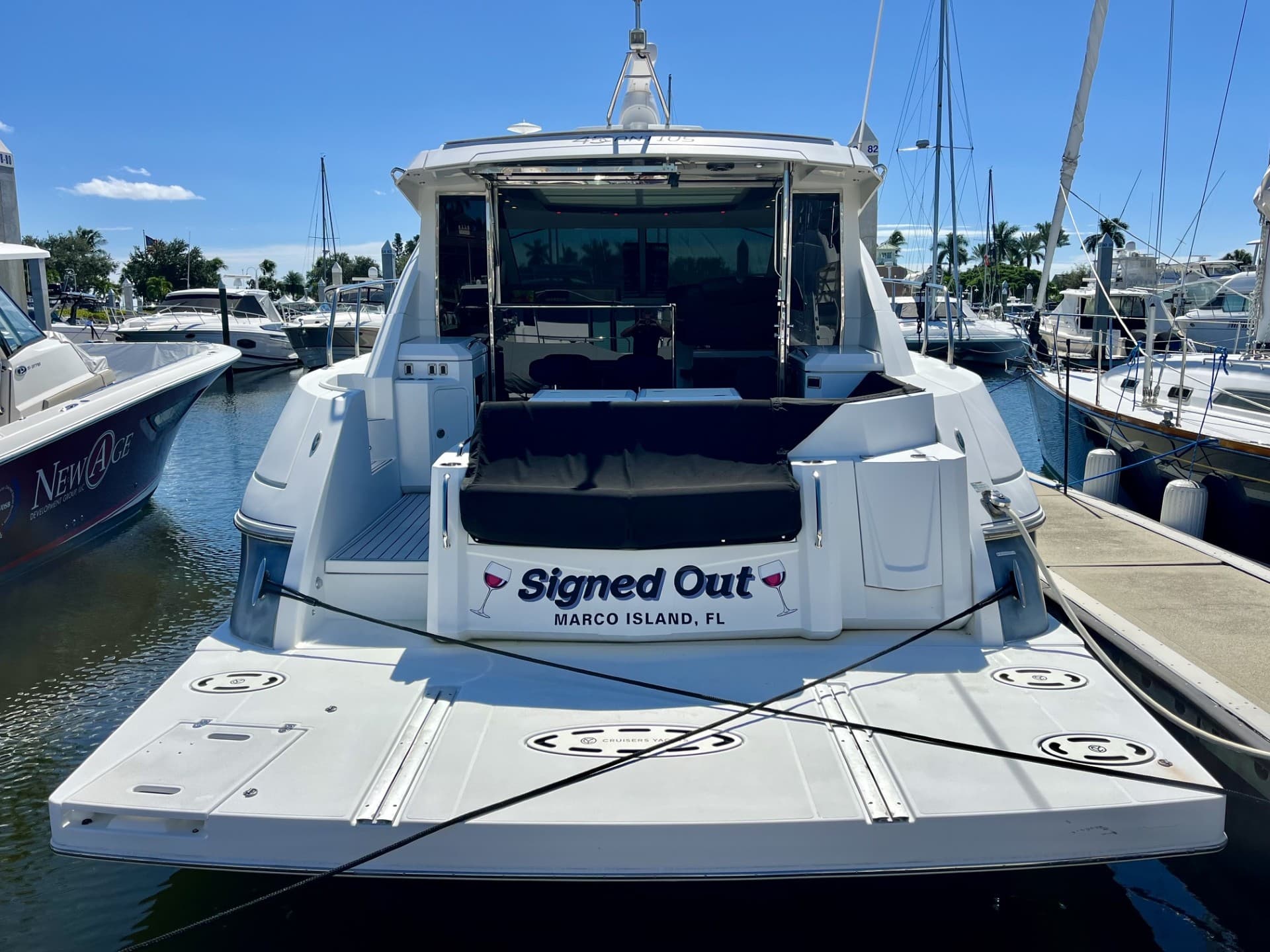 2017 Cruisers Yachts 45 Cantius in vendita a Marco Island, FL Express Cruiser 3