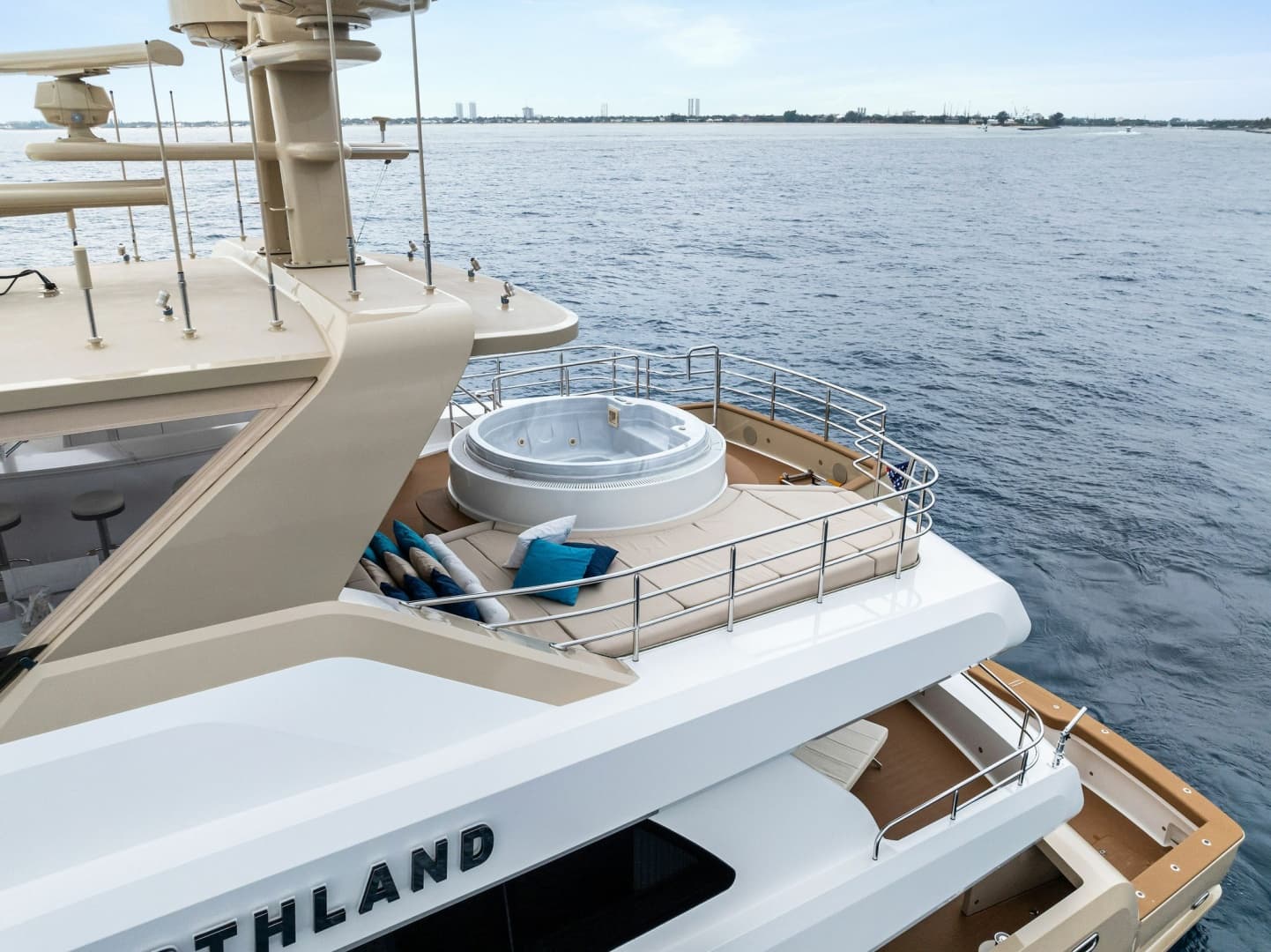 2017 Burger Boats 104' in vendita a Jupiter, Florida Megayacht 3
