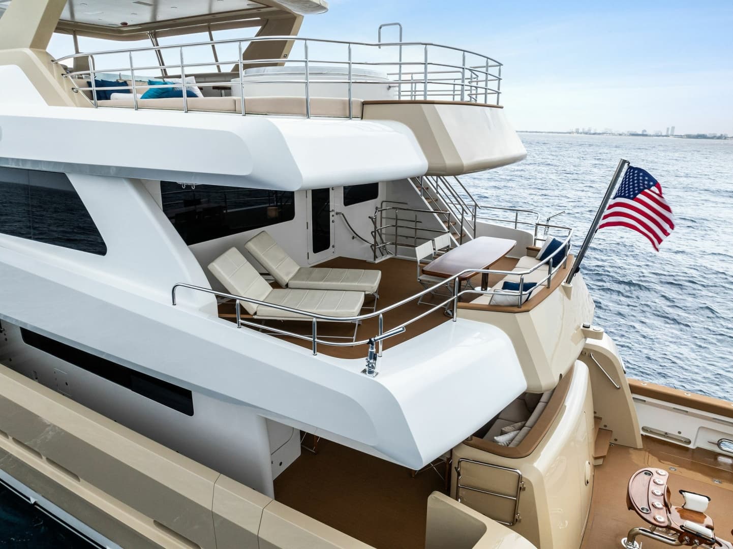 2017 Burger Boats 104' in vendita a Jupiter, Florida Megayacht 4