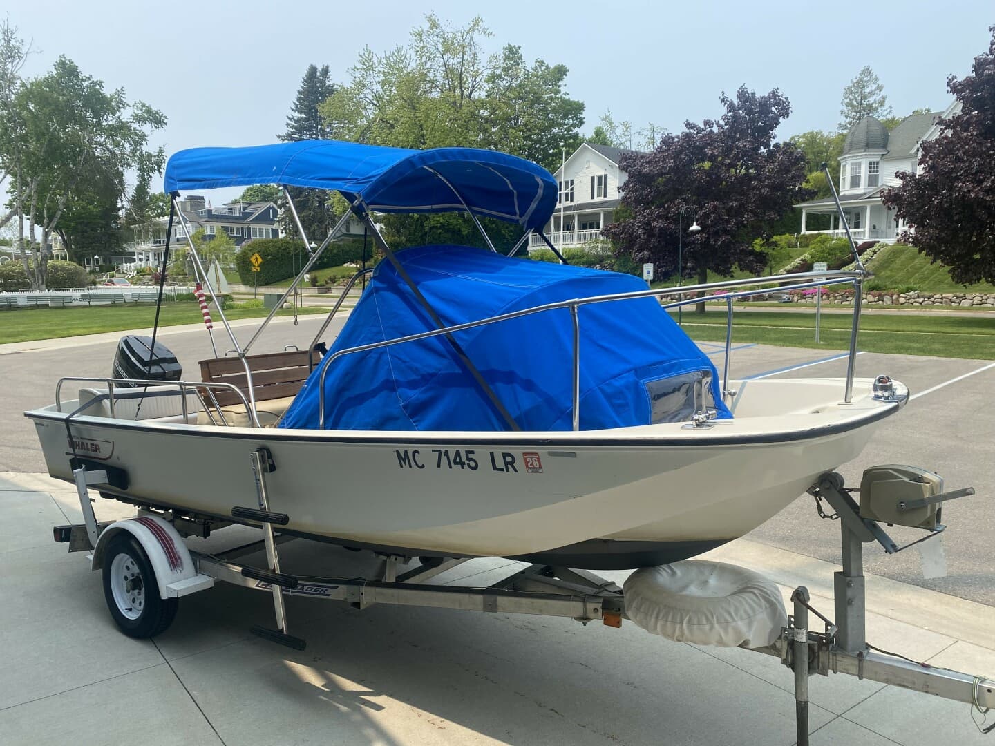 1981 Boston Whaler 17 Montauk zum Verkauf in Harbor Springs, Michigan Center Console