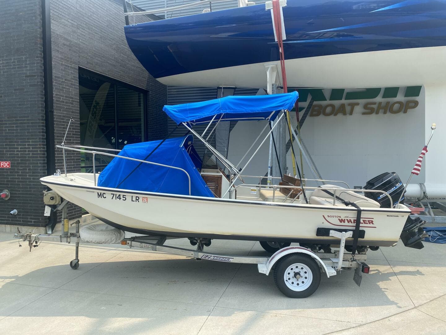 1981 Boston Whaler 17 Montauk zum Verkauf in Harbor Springs, Michigan Center Console 2