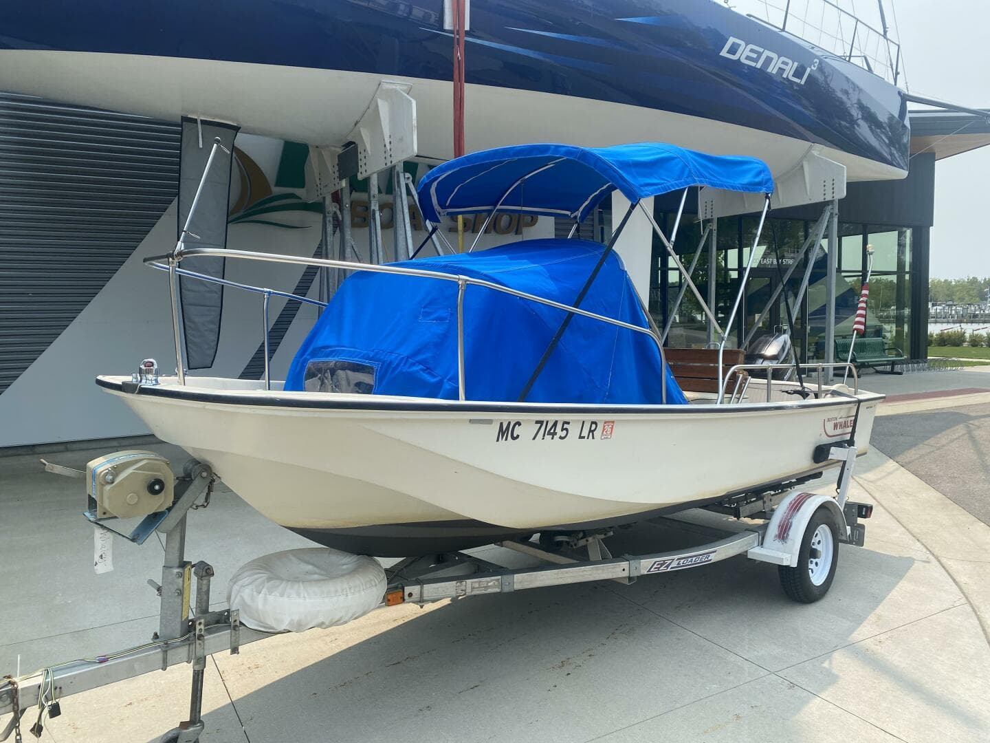 1981 Boston Whaler 17 Montauk zum Verkauf in Harbor Springs, Michigan Center Console 3