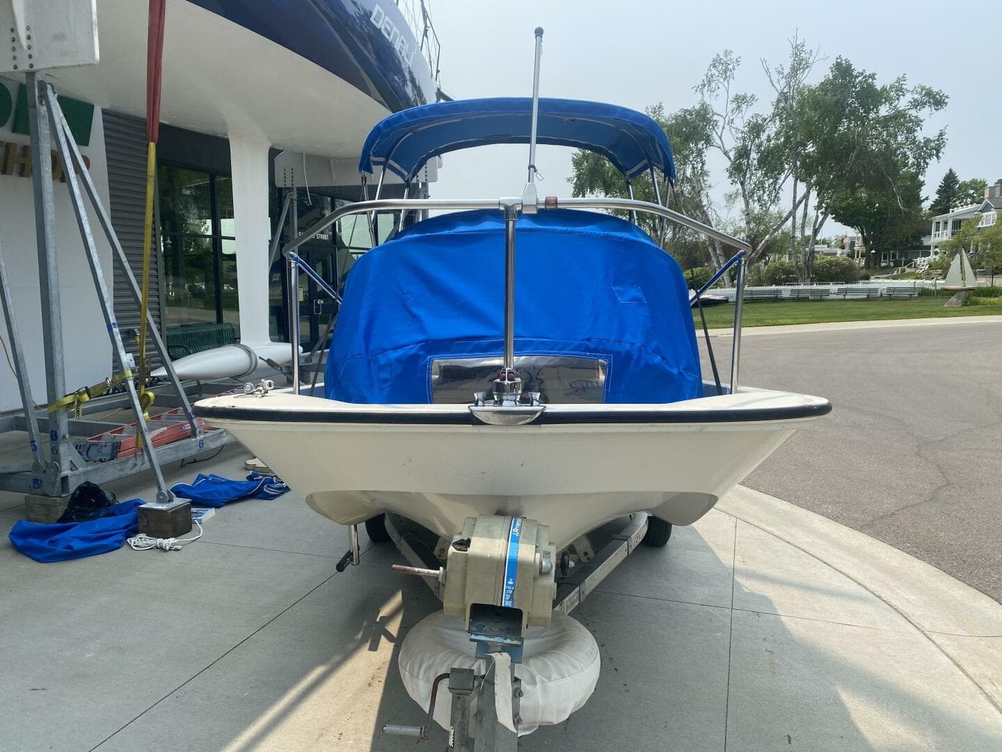 1981 Boston Whaler 17 Montauk zum Verkauf in Harbor Springs, Michigan Center Console 4
