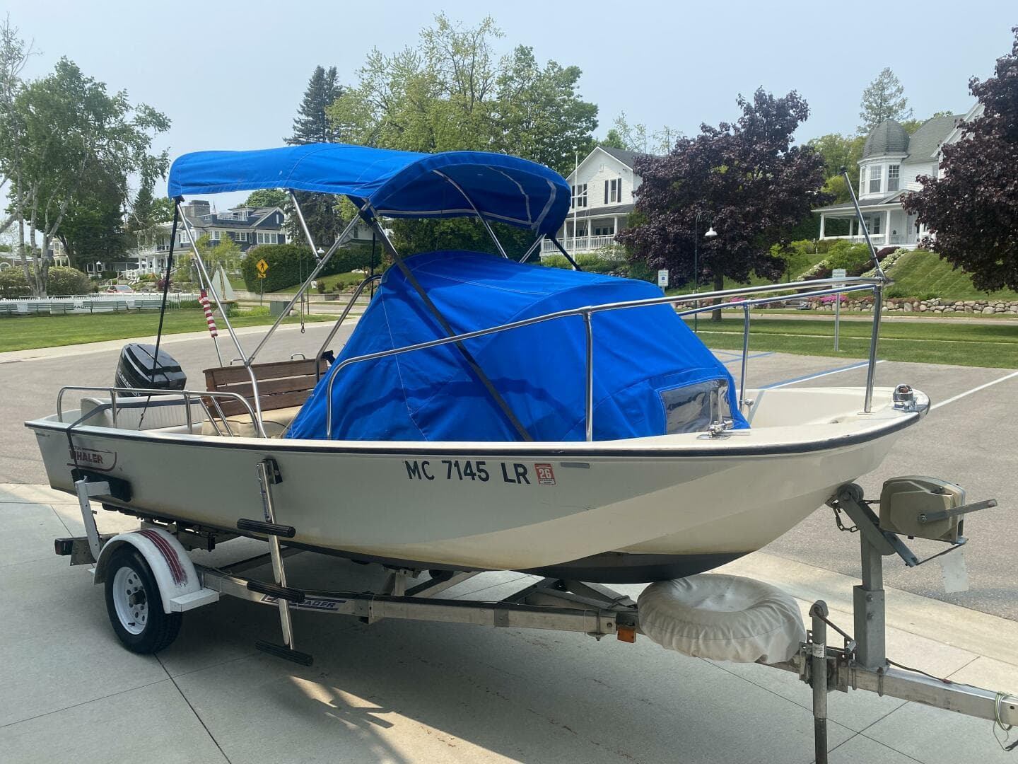 1981 Boston Whaler 17 Montauk zum Verkauf in Harbor Springs, Michigan Center Console 5