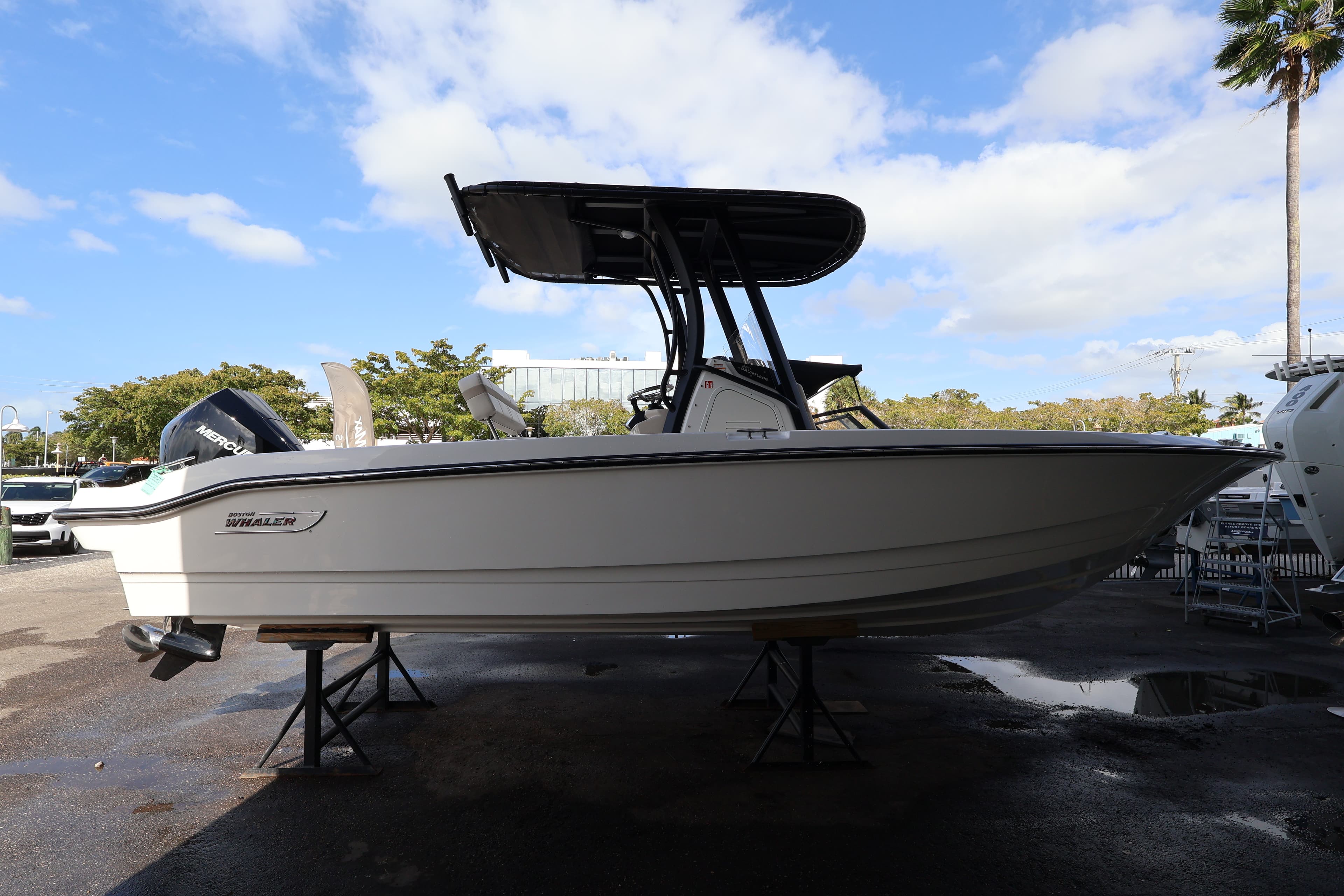 2026 Boston Whaler 220 Dauntless zum Verkauf in Naples, Florida Center Console 2