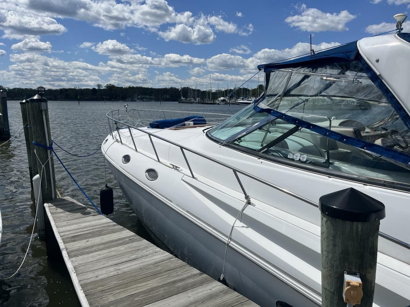 1998 Cruisers Yachts 4270 in vendita a Deale, Maryland Express Cruiser 3