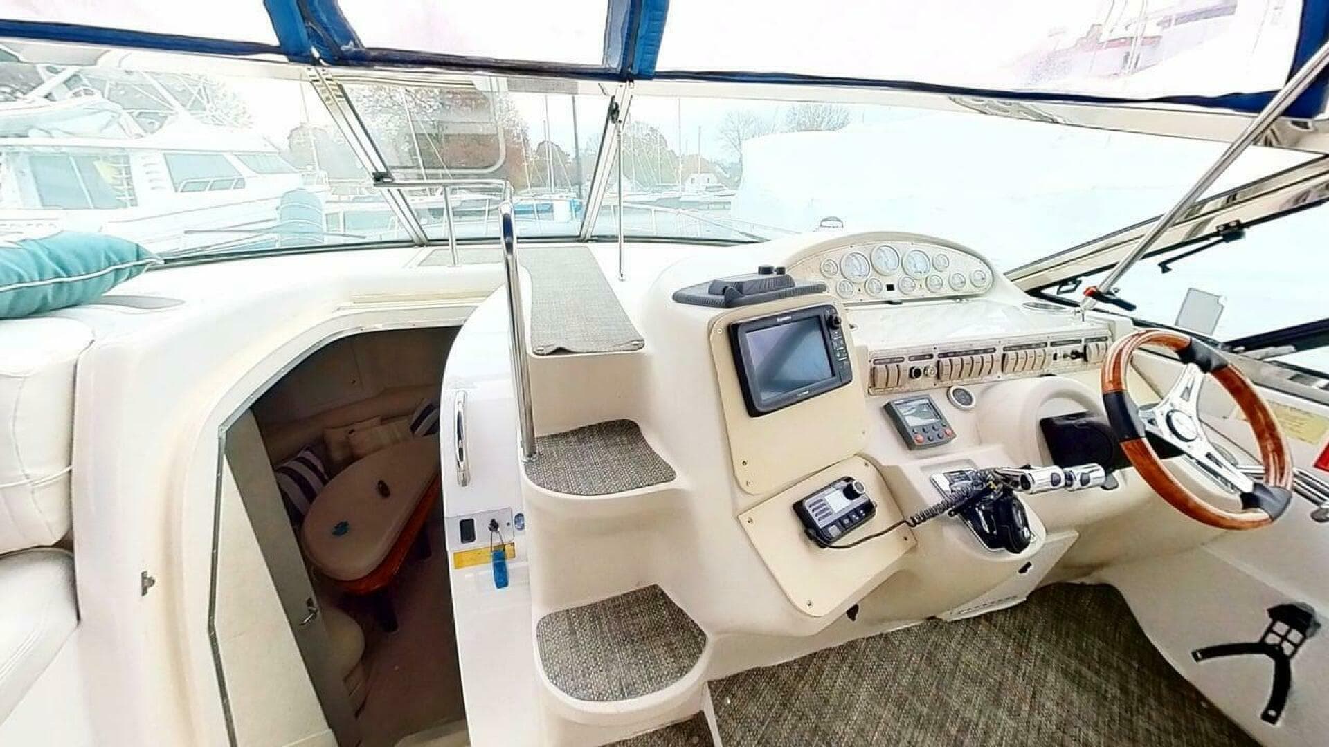 1998 Cruisers Yachts 4270 in vendita a Deale, Maryland Express Cruiser 5