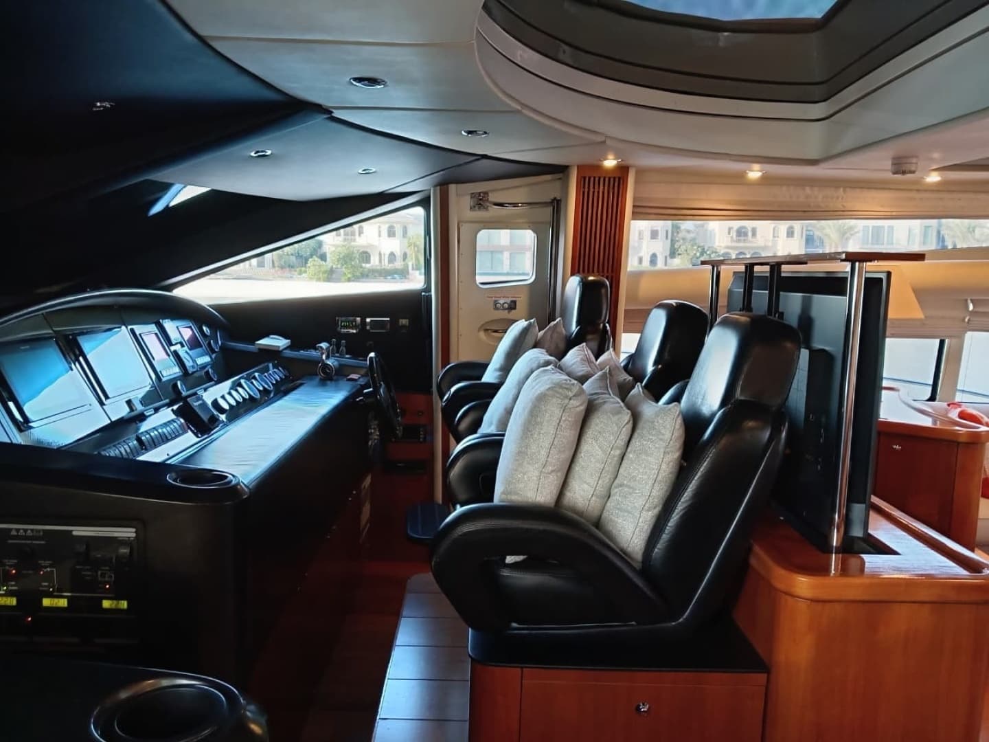 2006 Sunseeker Predator 82 for Sale in Dubai, AE Express Cruiser 3