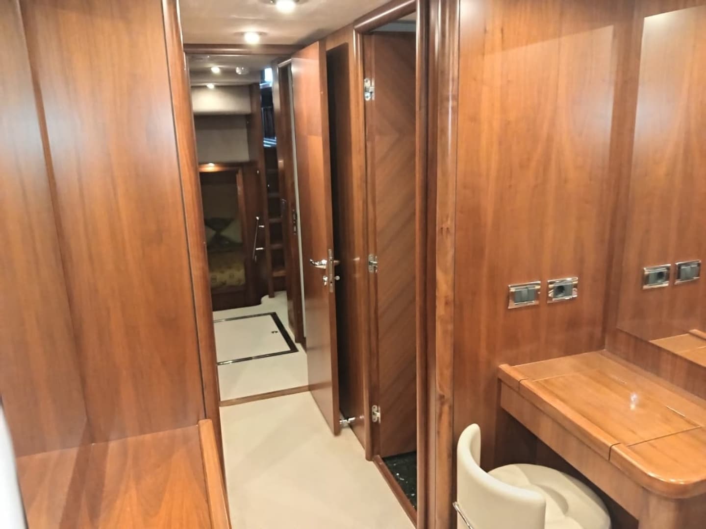 2006 Sunseeker Predator 82 for Sale in Dubai, AE Express Cruiser 4