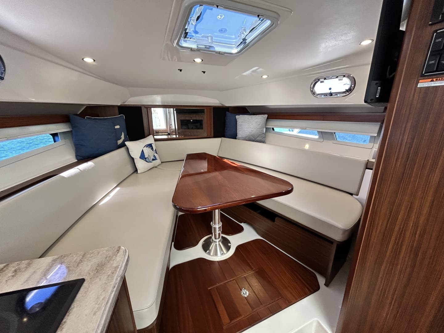 2018 Pursuit OS 355 te koop in Charlevoix, Michigan Walk-around Boats 5