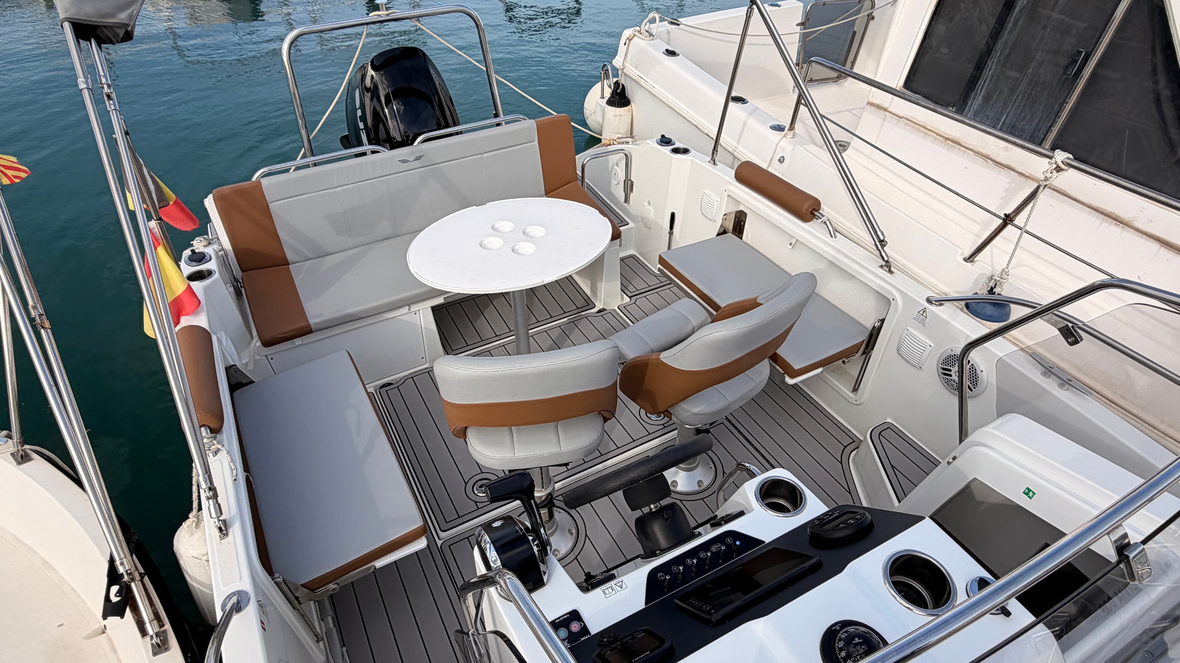 2023 Beneteau Flyer 7 SUNdeck zum Verkauf in Viladamat, ES Center Console 3