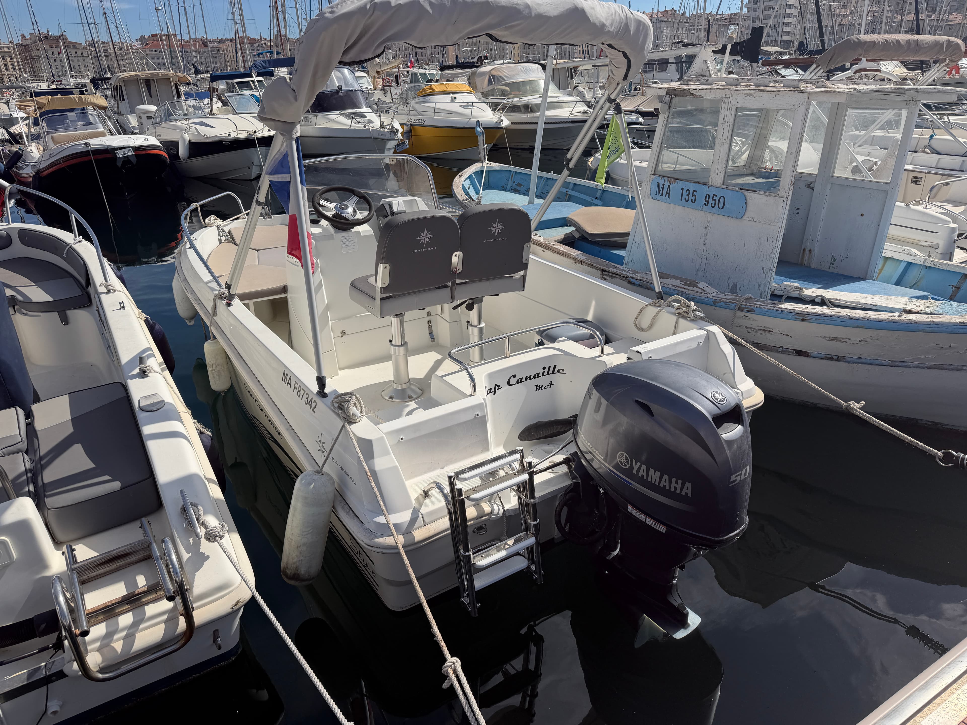 2018 Jeanneau Cap Camarat 4.7 СС zum Verkauf in Marseille, FR Center Console