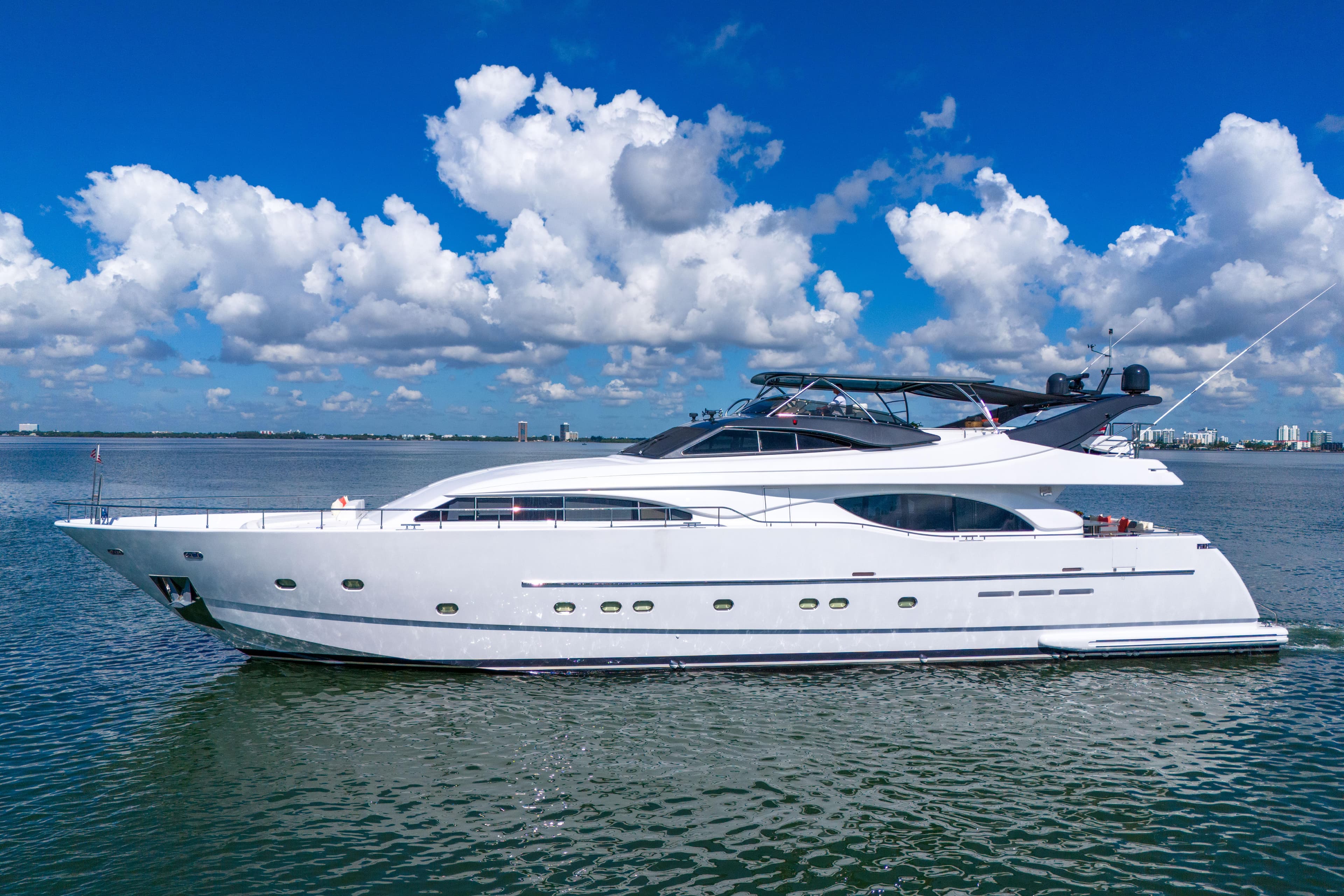 2002 Ferretti Yachts Custom Line 94' te koop in Miami Beach, Florida Flybridge