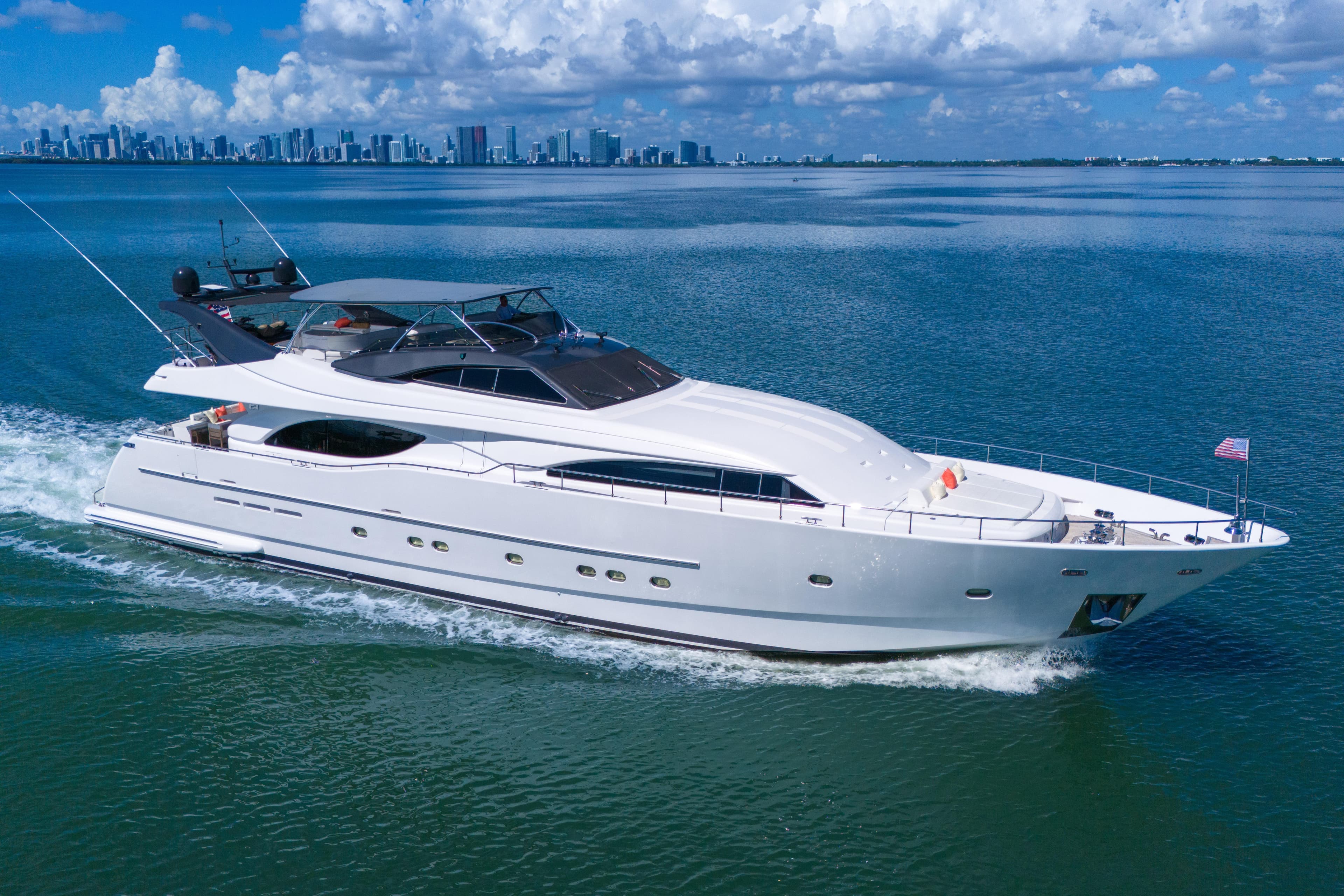 2002 Ferretti Yachts Custom Line 94' te koop in Miami Beach, Florida Flybridge 3