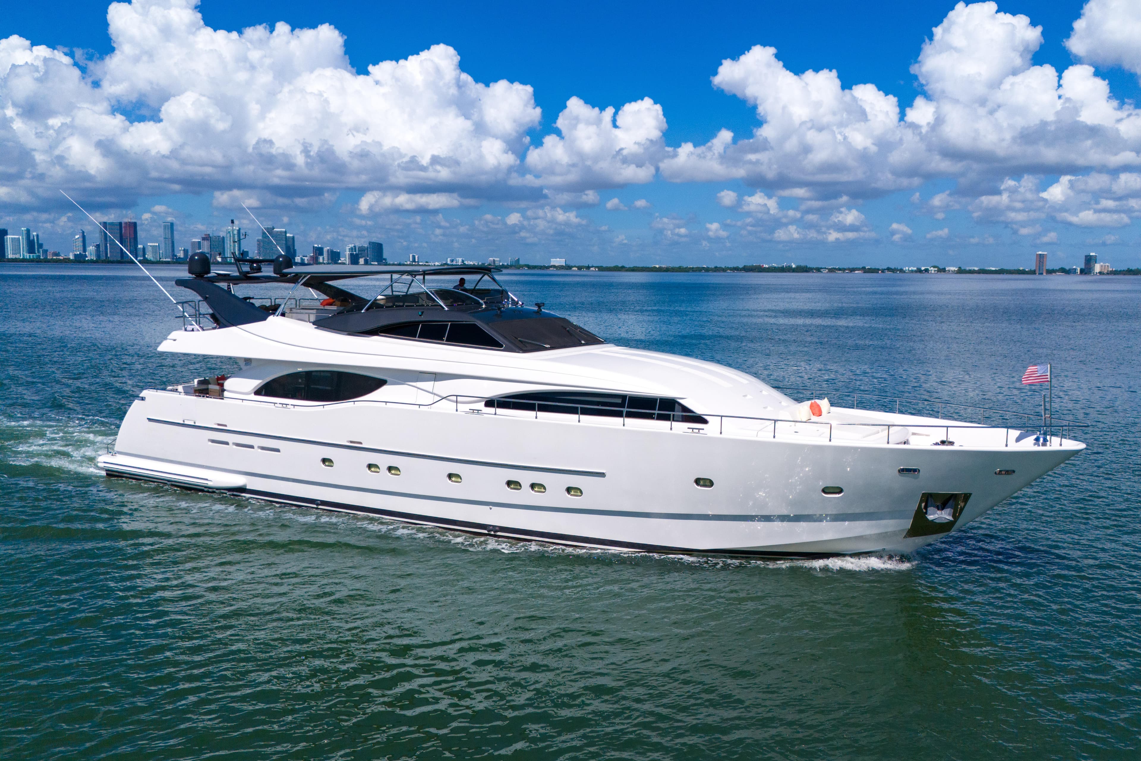 2002 Ferretti Yachts Custom Line 94' te koop in Miami Beach, Florida Flybridge 4