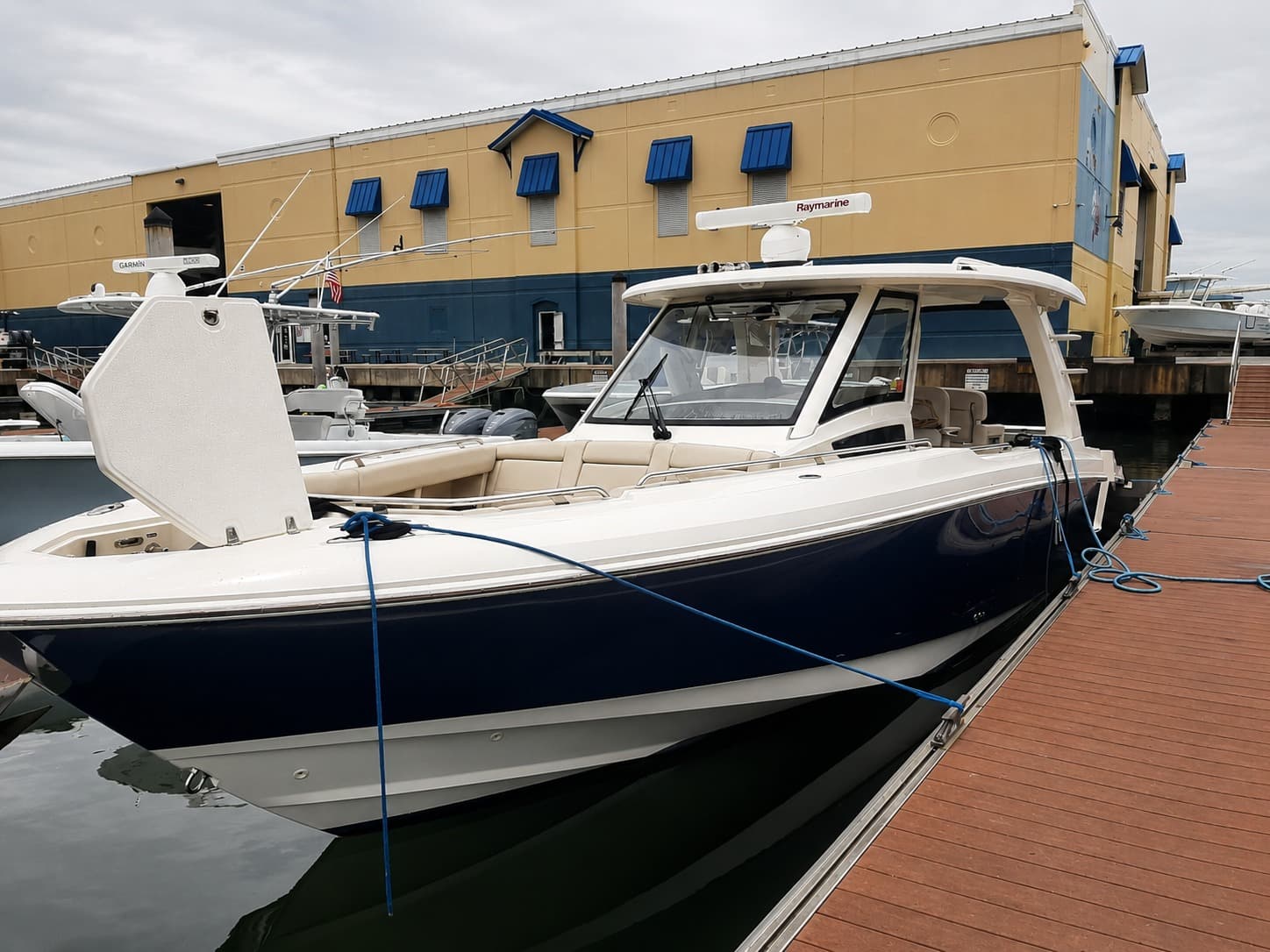 2019 Boston Whaler 350 Realm zum Verkauf in West Palm Beach, Florida Bowrider