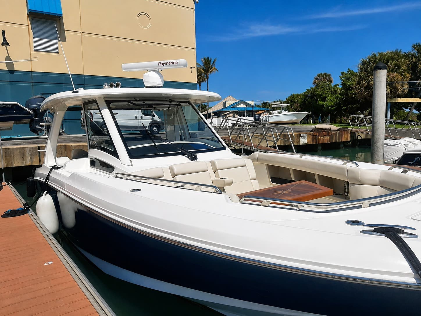 2019 Boston Whaler 350 Realm zum Verkauf in West Palm Beach, Florida Bowrider 2
