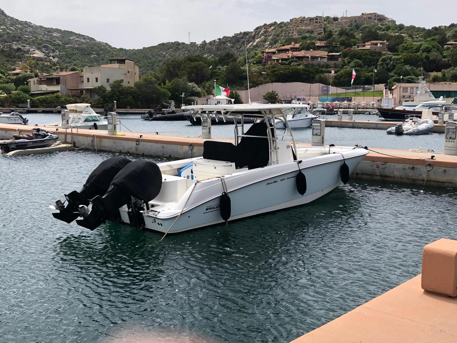 2007 Boston Whaler 320 Outrage in vendita a Olbia, IT Center Console 2