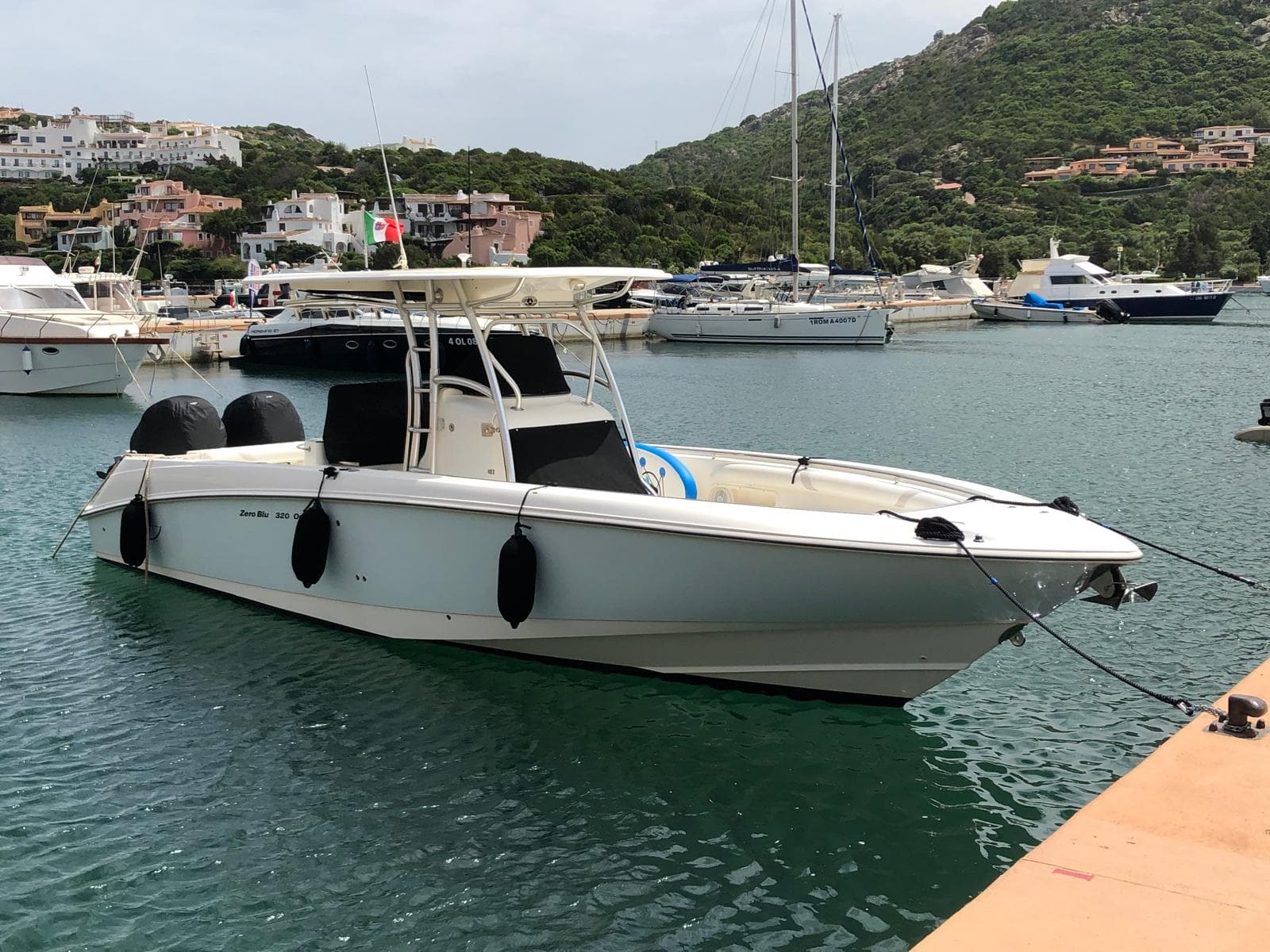 2007 Boston Whaler 320 Outrage in vendita a Olbia, IT Center Console 3