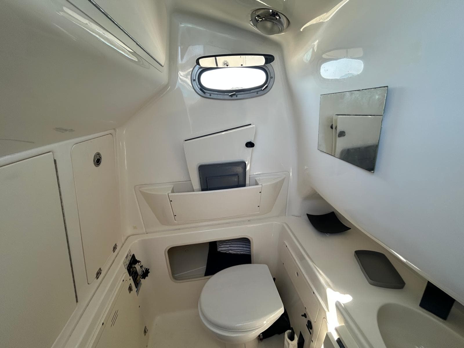 2007 Boston Whaler 320 Outrage in vendita a Olbia, IT Center Console 5