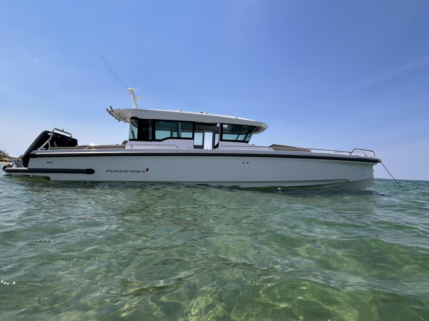 2024 Axopar 37 XC Cross Cabin zum Verkauf in Stuart, Florida Center Console 3
