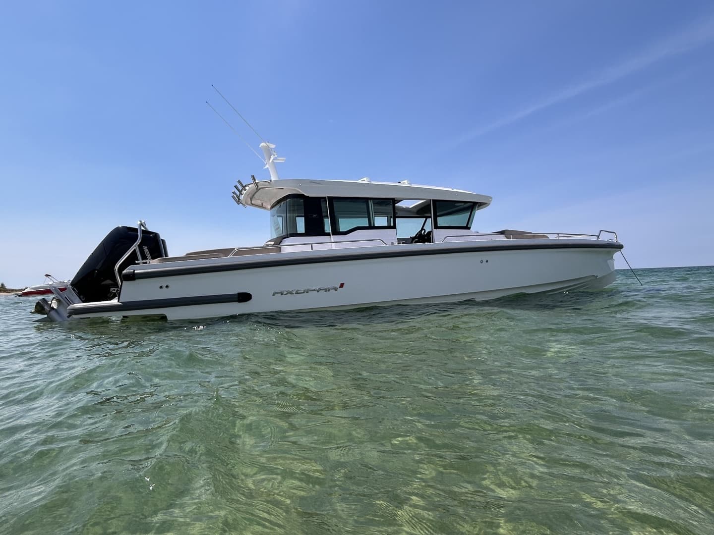 2024 Axopar 37 XC Cross Cabin zum Verkauf in Stuart, Florida Center Console 4