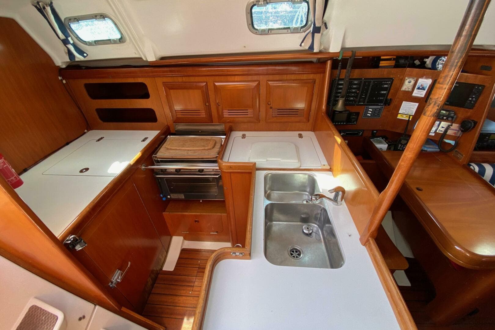 2001 Beneteau Oceanis Clipper 361 for Sale in Portsmouth, Rhode Island Monohull 4