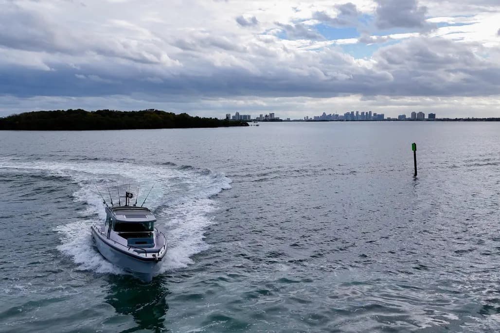 2023 Axopar 37 XC Cross Cabin zum Verkauf in Miami, Florida Center Console 3
