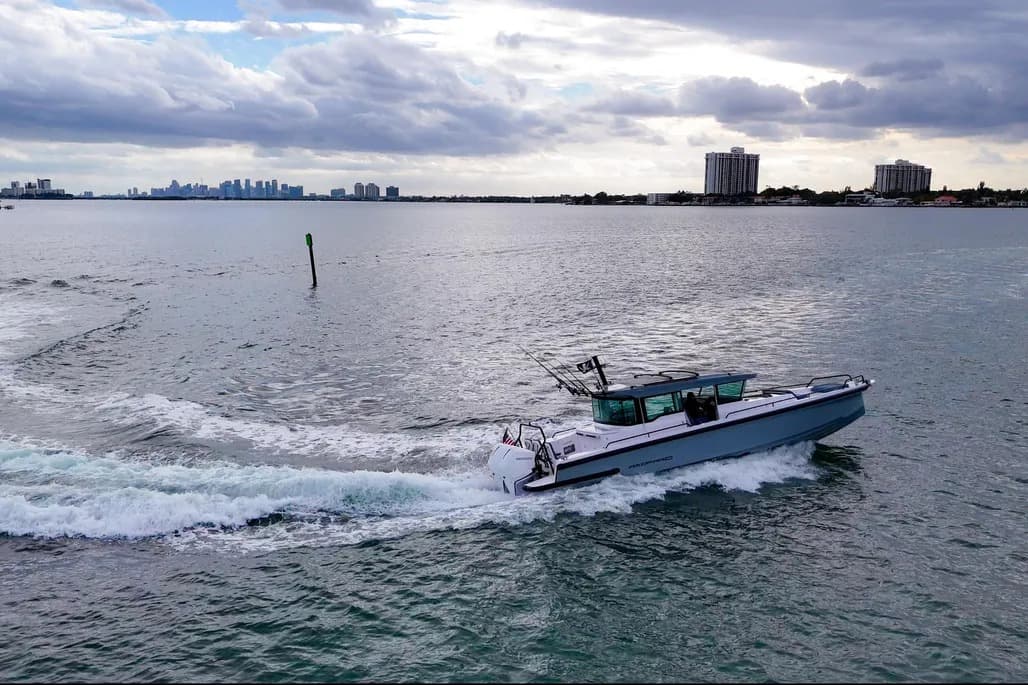 2023 Axopar 37 XC Cross Cabin zum Verkauf in Miami, Florida Center Console 5