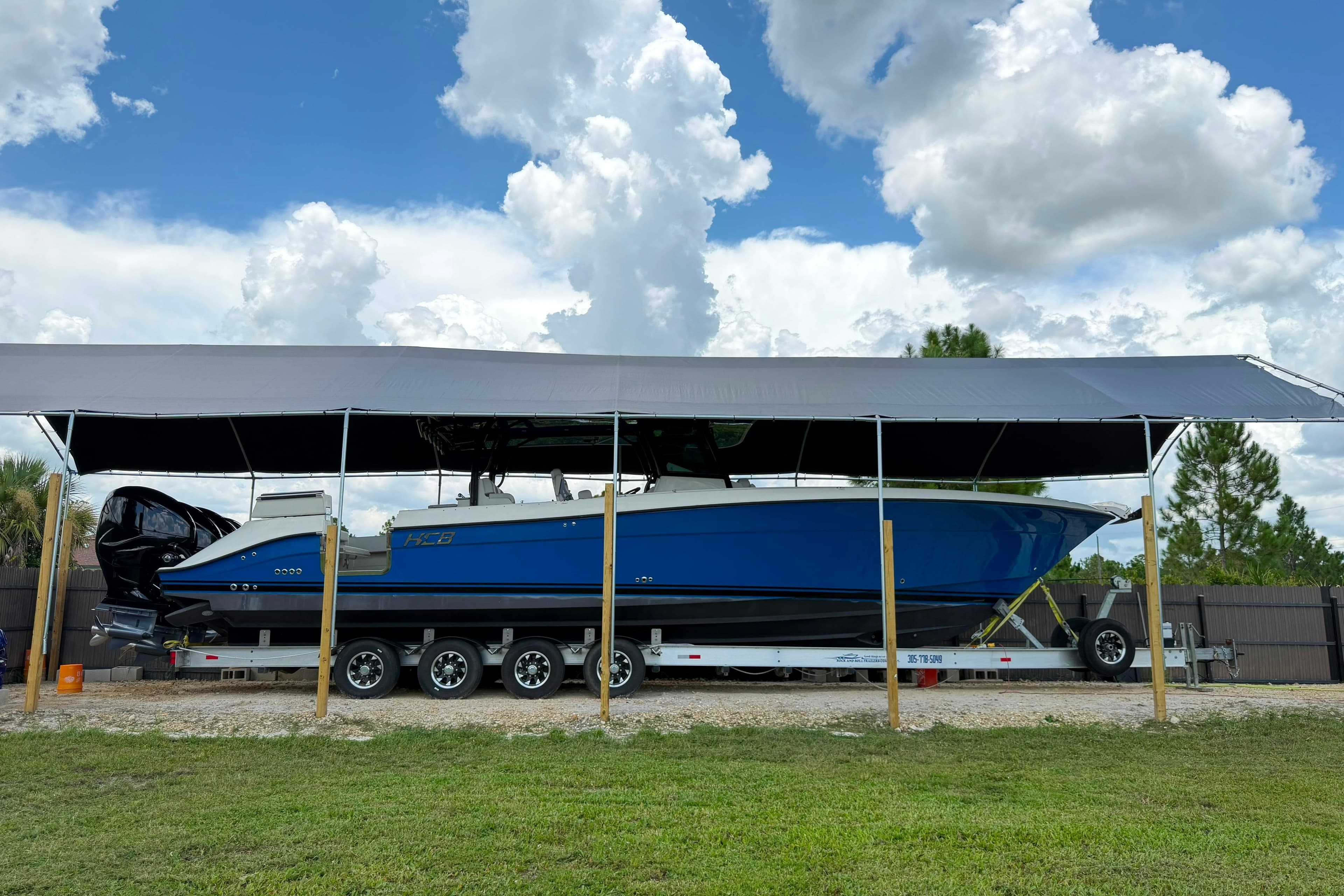 2017 HCB 42 Lujo zum Verkauf in Cape Coral, FL Center Console 2