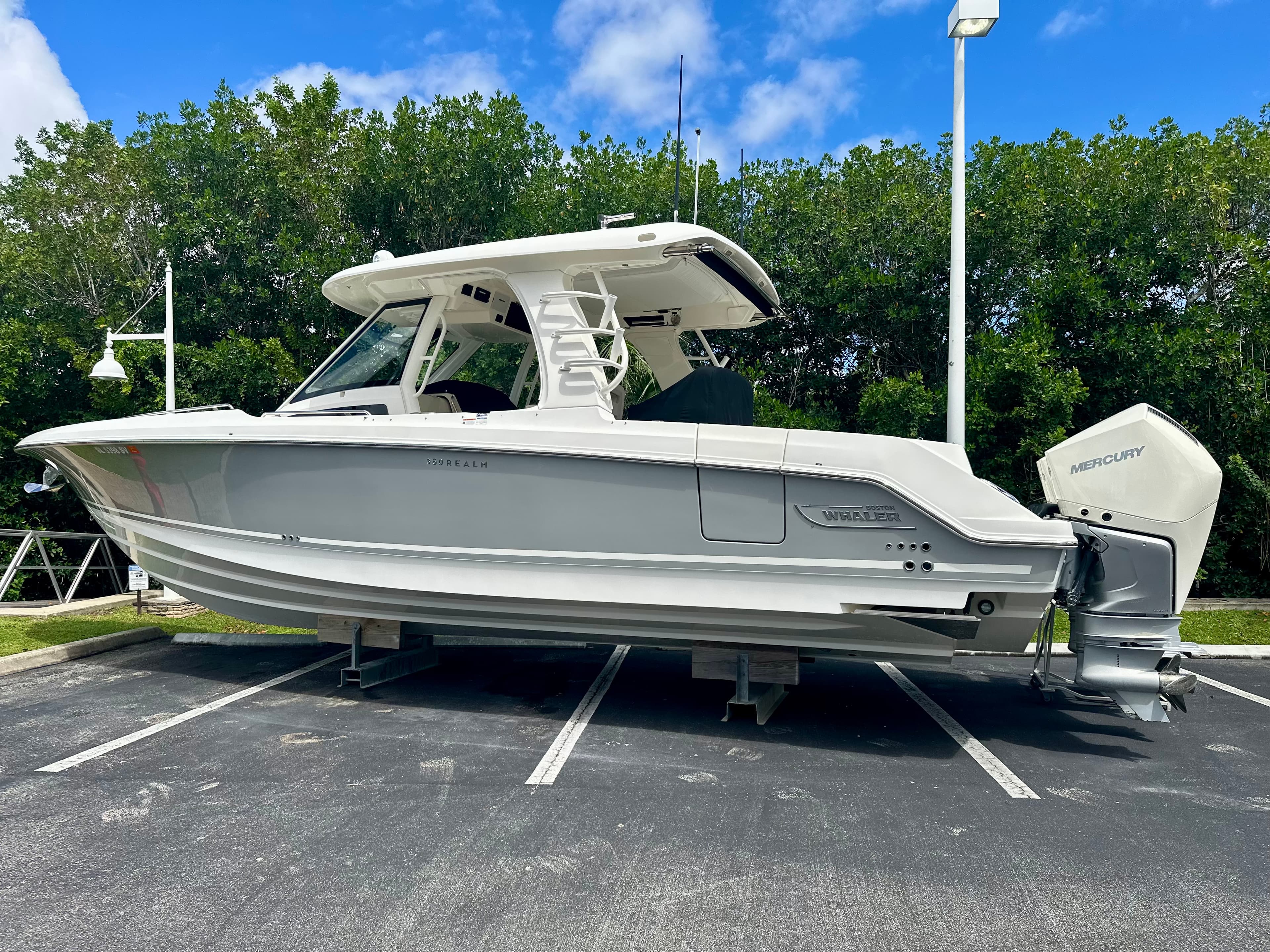 2021 Boston Whaler 350 Realm in vendita a Fort Myers, FL Bowrider